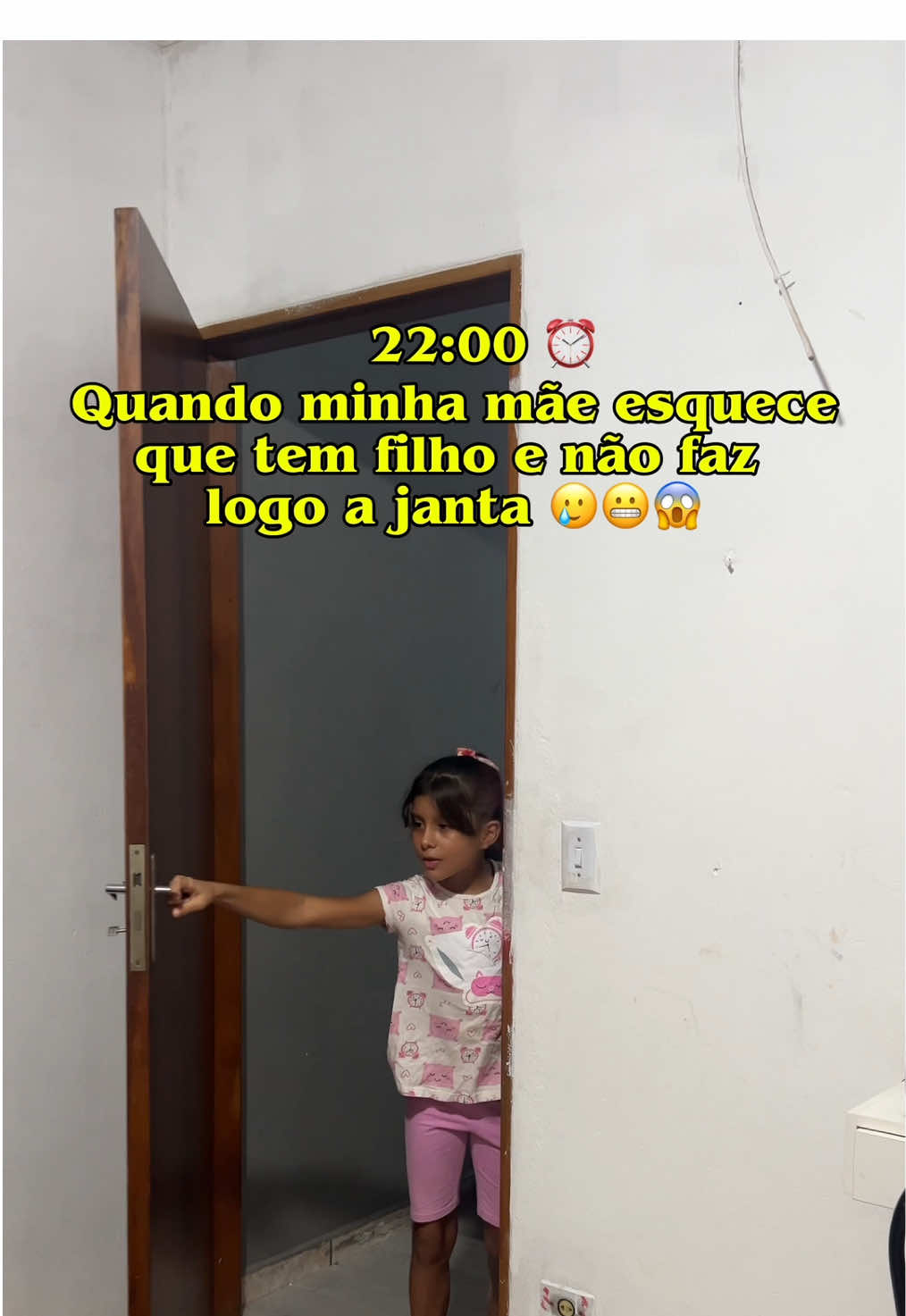 Quando já é 22h e a janta ainda não tá pronta 😬 #comida #jantinha #filha #cozinhando 