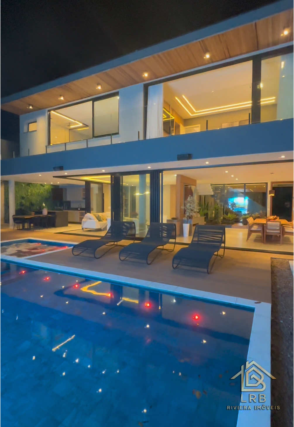 Venha conhecer a Riviera por dentro!! Maravilhosa mansão localizada na Riviera de São Lourenço módulo 12!! Acabamento e design impecável!! #imoveisdeluxo #altopadrao #casanapraia #arquitetura #paisagismo #rivieradesaolourenco #corretoradeimoveis #imobiliaria #partyhouse 