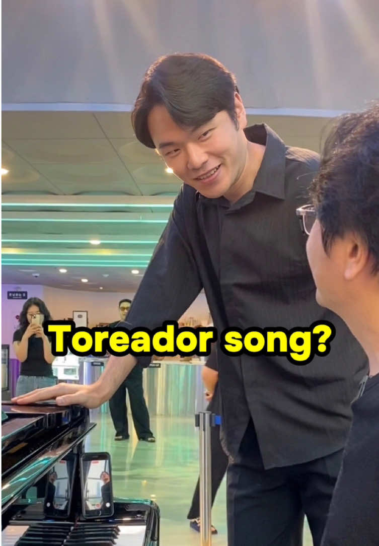 An amazing opera singer joined me for a crazy performance of Toreador song from opera carmen in a cafe in Korea! 😱😀 #toreador #carmen #bizet #opera #pianotok #pianoduet #classical #classicalmusic #publicpiano #publicreaction #korea #korean #koreanmen 