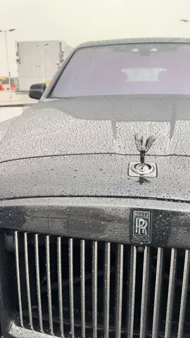 Rolls Royce Cullinan Black Badge in the rain #rollsroyce #luxurycars #luxurylife #fyp #viralvideos 