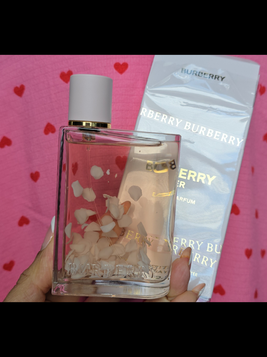 Tenemos disponibilidad  de esta belleza!! base de aceite & su duración  más de 12 hora en la piel!! #burberry  #burberryher  #limitededition  #petals #available  #disponibles😘  #decant  #perfum  #perfumesparamujer  #perfumes  #fragancias  #houston #katytx  #ventasonline  #fyp #fypage  #vira  #sigueme_para_mas_videos_asi 