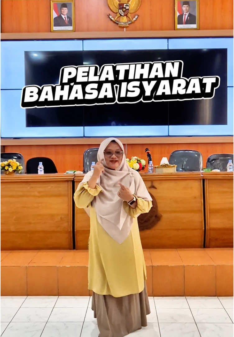 Pada hari Senin, tanggal 10 Februari 2025, pukul 09.15 wib s/d 11.00 wib, bertempat di Aula Kejaksaan Negeri Kota Kediri Jln. Agung Suprapto No. 8 Kel. Mojoroto Kec. Mojoroto Kota Kediri Jawa Timur telah dilaksanakan Pelatihan Bahasa Isyarat dalam rangka Kegiatan Pengembangan Pegawai dalam Pelayanan Publik. #KejaksaanRI #JaksaAgung #JaksaProfesional #JaksaBerintegritas #TrapsilaAdhyakdaBerakhlak #kenalihukumjauhkanhukuman @kejaksaan.ri @kejatijatim @kejaksaanrb @jaksapedia  @komisikejaksaanriofficial  #WBBM2024 #KejaksaanHebat #KejaksaanRI #PenguatanRB #KejaksaanRB _ #KejatiJatim #Kerjacerdas #melayanidenganikhlas