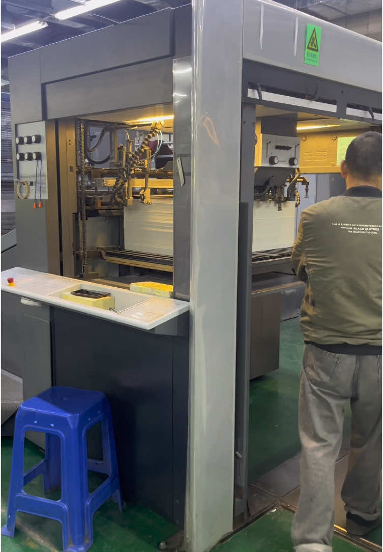 Printing order in production #fyp #heidelberg #factory #paper #customized #print #machine 