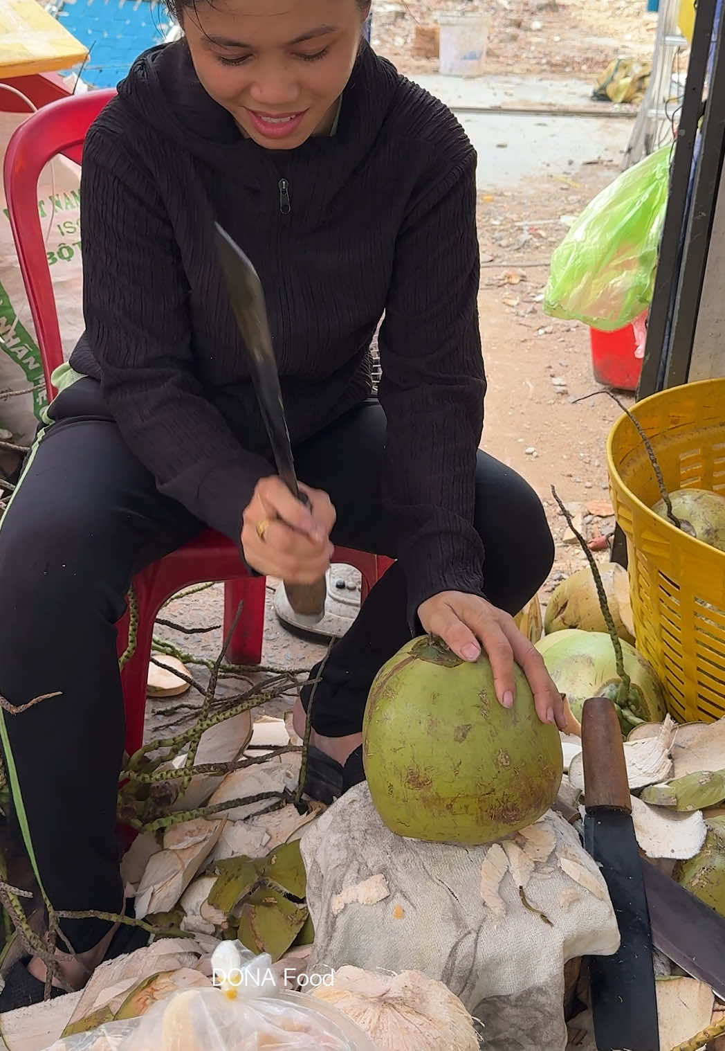 Only $0.6! Vietnamese Lady Selling Fresh Coconut Water - Fruit Cutting Skills - Vietnamese Street Food Price : Price : VND 15,000 / USD 0.6 Location :  google map : https://goo.gl/maps/feNsvpkBkFaWLoZQ7 #vietnam #coconut 