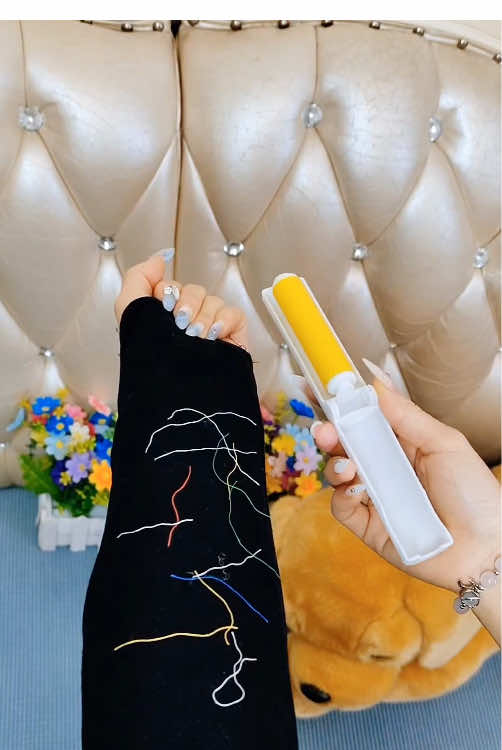 A hair stick that can be reused, a small and easy-to-carry hair stick. Girls must have one in their bags. No matter where they go, they can take it out to stick hair off clothes at any time. Cats and dogs need it even more #stickhair #sticker#TikTokShopJumpstartSale #shopvideocarnival 