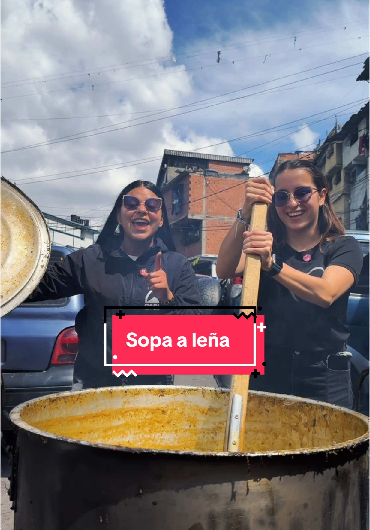 La sopa que está de moda en petare 🥵😮‍💨  El sazón del muro es este emprendimiento familiar donde toda la familia trabaja para preparar esta deliciosa sopa a leña 🤤  Nosotros la probamos y es un 10/10 con una buena cantidad por solo $5 y $6  ¿Te provoca probar esta sopa? Si tienes algún emprendimiento déjalo en los comentarios ⬇️  #caracas #caracaslaciudad #petare #sopa #emprendimiento #viral #fyp #parati #foryoupagе 