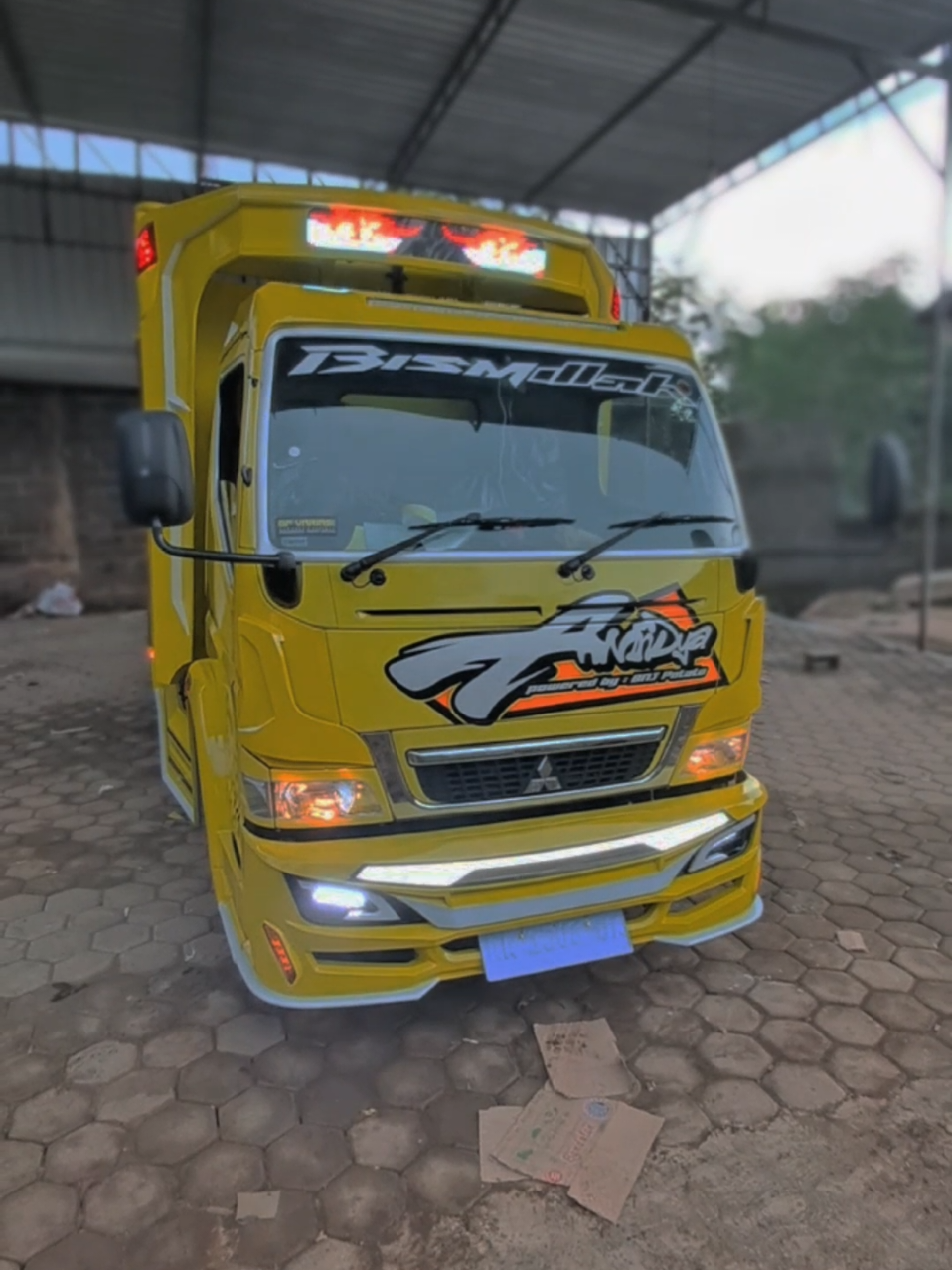 Lemon yellow 😀 #truckoleng #sorotan #trucktiktok #fyp #jualbelitruksecond #giganesia #cmic #baktruckmodif #variasitruk #cantermaniaindonesia #truckmodifikasi 