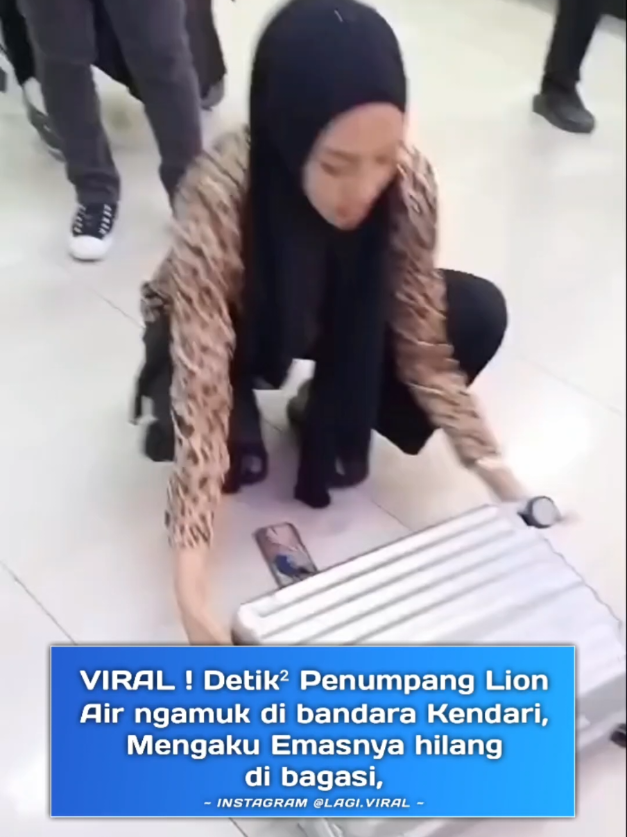 Sebuah video yang menunjukkan seorang penumpang pesawat Lion Air JT-992 tujuan Makassar-Kendari mengamuk di Bandara Haluoleo, viral di media sosial. Dalam video berdurasi 2 menit 59 detik itu, seorang wanita terlihat menangis dan meluapkan emosinya setelah mengetahui emas miliknya hilang dari dalam koper yang disimpan di bagasi pesawat. Ditemani sang suami dan dikelilingi sejumlah petugas bandara, ia tampak marah dan kecewa atas insiden tersebut. Menanggapi kejadian ini, Corporate Communications Strategic of Lion Air, Danang Mandala Prihantoro, mengatakan bahwa pihaknya telah menerima laporan kehilangan barang berharga dari salah satu penumpang dalam penerbangan JT-992 pada Sabtu (8/2/2025). Danang menegaskan bahwa Lion Air senantiasa mengutamakan keamanan dan kenyamanan pelanggan. la juga mengimbau penumpang untuk tidak menyimpan barang berharga di bagasi pesawat. Pihaknya juga berjanji akan memberikan informasi lebih lanjut setelah investigasi selesai. 