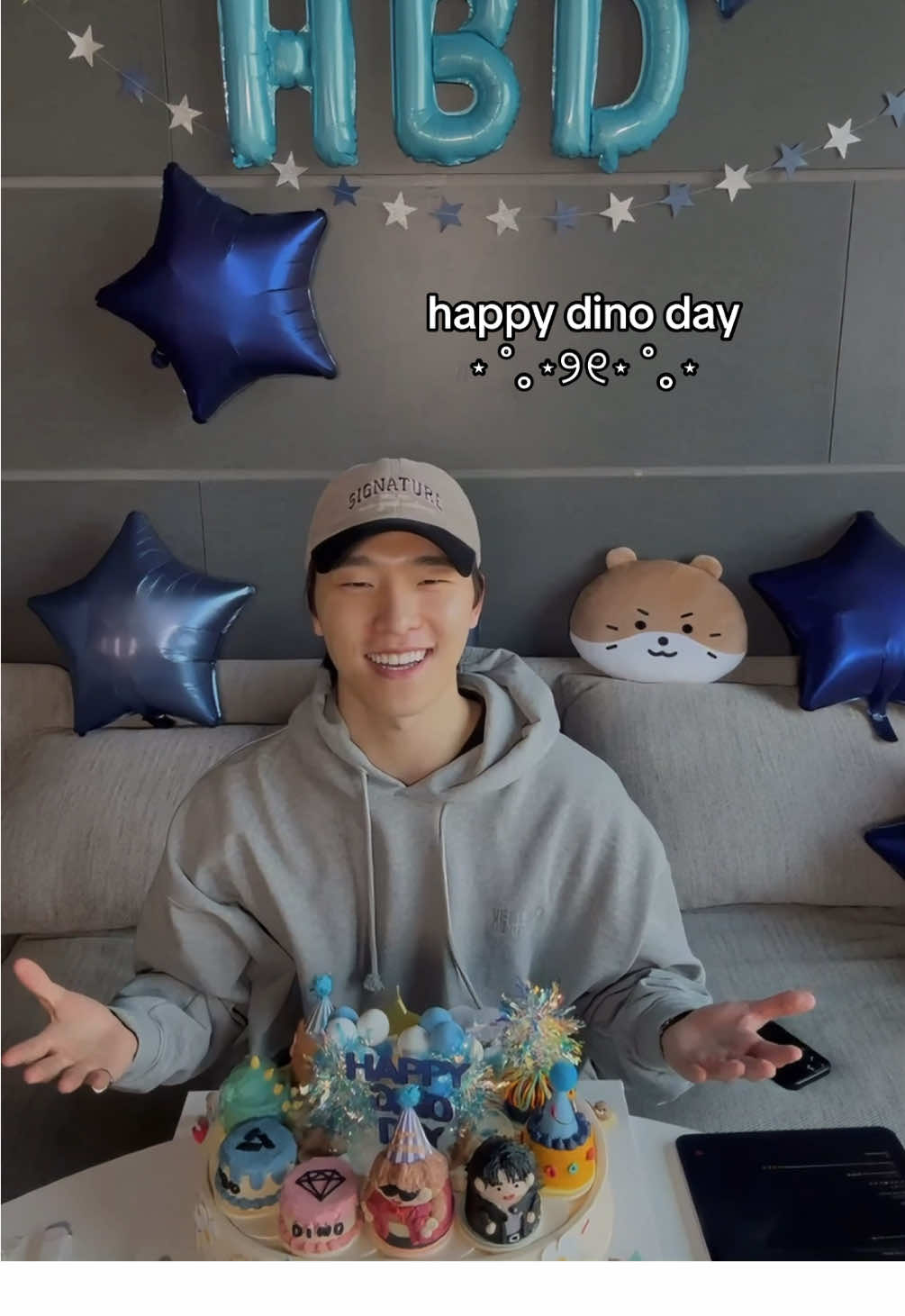 hbd dino!!! the cutest cake for the cutest patootie😭🤍🎂🦦 #seventeen #svtcarat #dino #birthday #weverselive #cake #hbd #kpop #26 