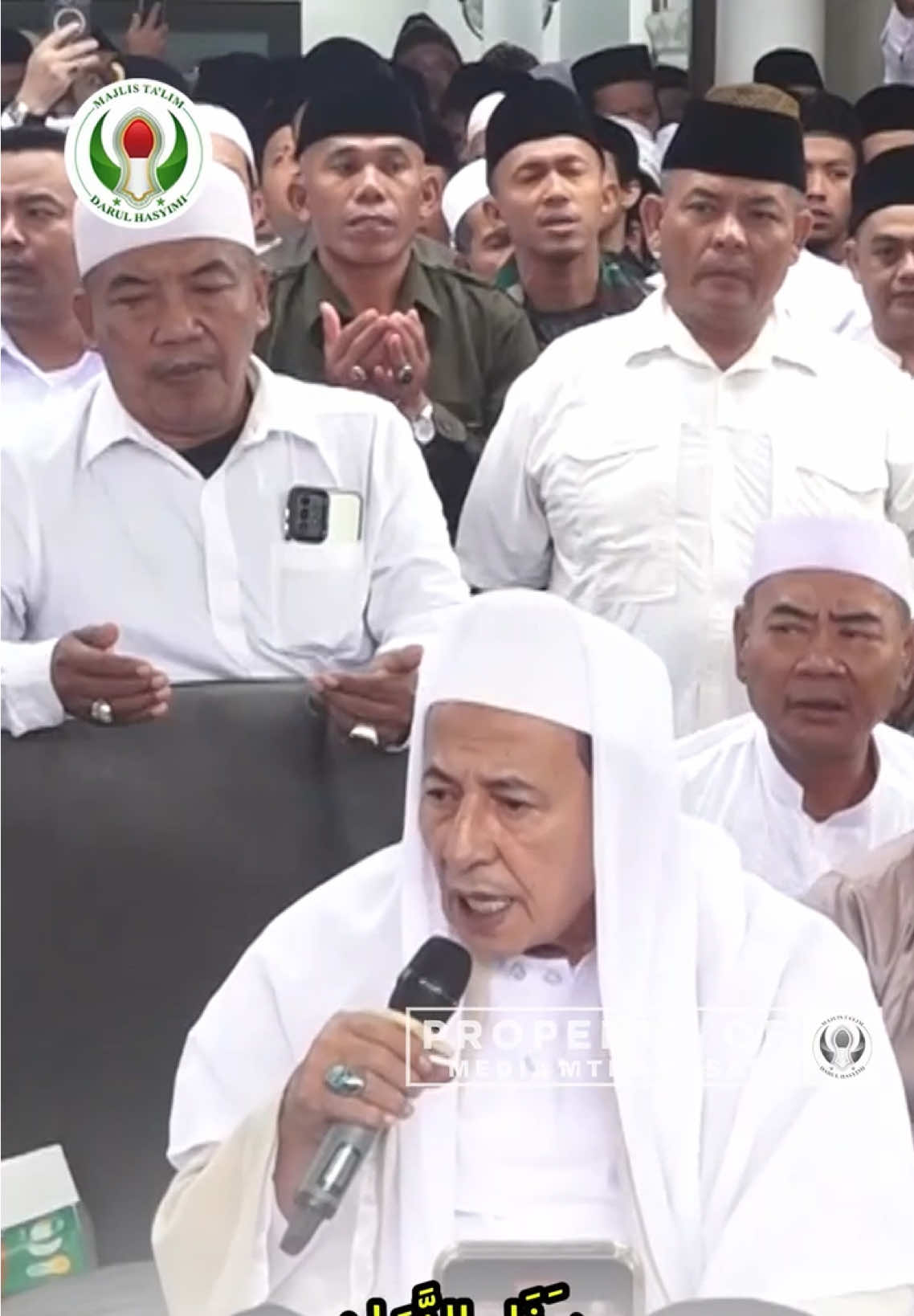 Pembacaan Shalawat Amaanal Aman sekaligus ijazah yang diberikan langsung oleh Maulana Habib Muhammad Luthfi bin Ali bin Hasyim bin Yahya kepada jamaah setelah Pengajian dan Dzikir Rutin Jum'at Kliwon 07 Febuari 2025 di Kanzus Shalawat Pekalongan - Jawa Tengah –––––––––––––––––––––––––––––––––––– صلوات امان الأمان اجازه الحبيب محمد لطفى بن على بن يحى فكلوغان اللهم صل وسلم على سيدنا محمدٍ وعلى آل سيدنا محمد صلاةً بها امان الأمان امة سيدنا حبيب الرحمن من المحنة والامتحان ومن الفتنة هذا الزمان وبلاء فى الدين وزوال الإيمان من جميع الامراض ظاهرا و باطنا ياحنان يا منان ياقديم الإحسان –––––––––––––––––––––––––––––––––––– Semoga kita semua bisa di panjangkan umurnya, disehatkan badannya, diberikan kelancaran rejekinya, dikobulkan semua hajat hajatnya… Amiiin Aamiin Aamiin Yaa Robbal A'alamiin Salam hormat : Al Habib Muhammad Luthfi bin Ali bin Hasyim bin Yahya Al Habib Muhammad Baha'uddin Alawy bin Habib Muhammad Luthfi bin Ali bin Hasyim bin Yahya Al Habib Ali Hasan Al-Bahr #habibluthfibinyahya #bibdin76 #huseinluthfiyahya #bidin_segaf_assegaf #sholeh_alatas #zaidyhya #kanzussholawatpekalongan #darulhasyimi #mtdhpusat #mtdarulhasyimi #majelisjatisumonegoro #azzahir #sholawatan #ayongajidandzikir #ulamanusantara #HabibLuthfi #JumatKliwon #Pekalongan #JawaTengah  #kliwonan #RutinanJumatKliwon 