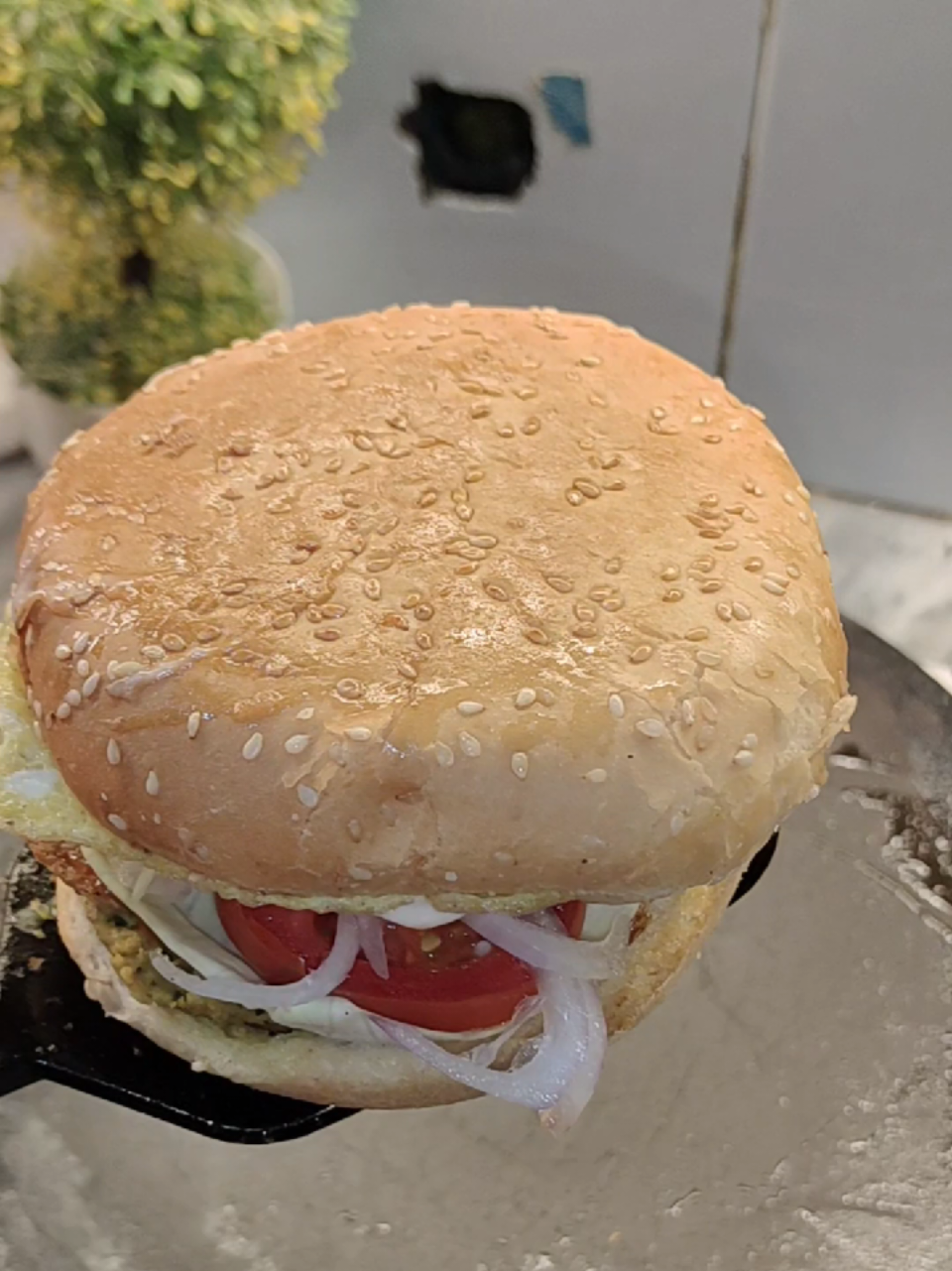 Shami Kabab Burger 🍔 #shami #kabab #burger #lunch #tasty #yummyfood #tastyfood47 #foryoupage❤️❤️ #EasyRecipe #foryou #viral_video #trending 