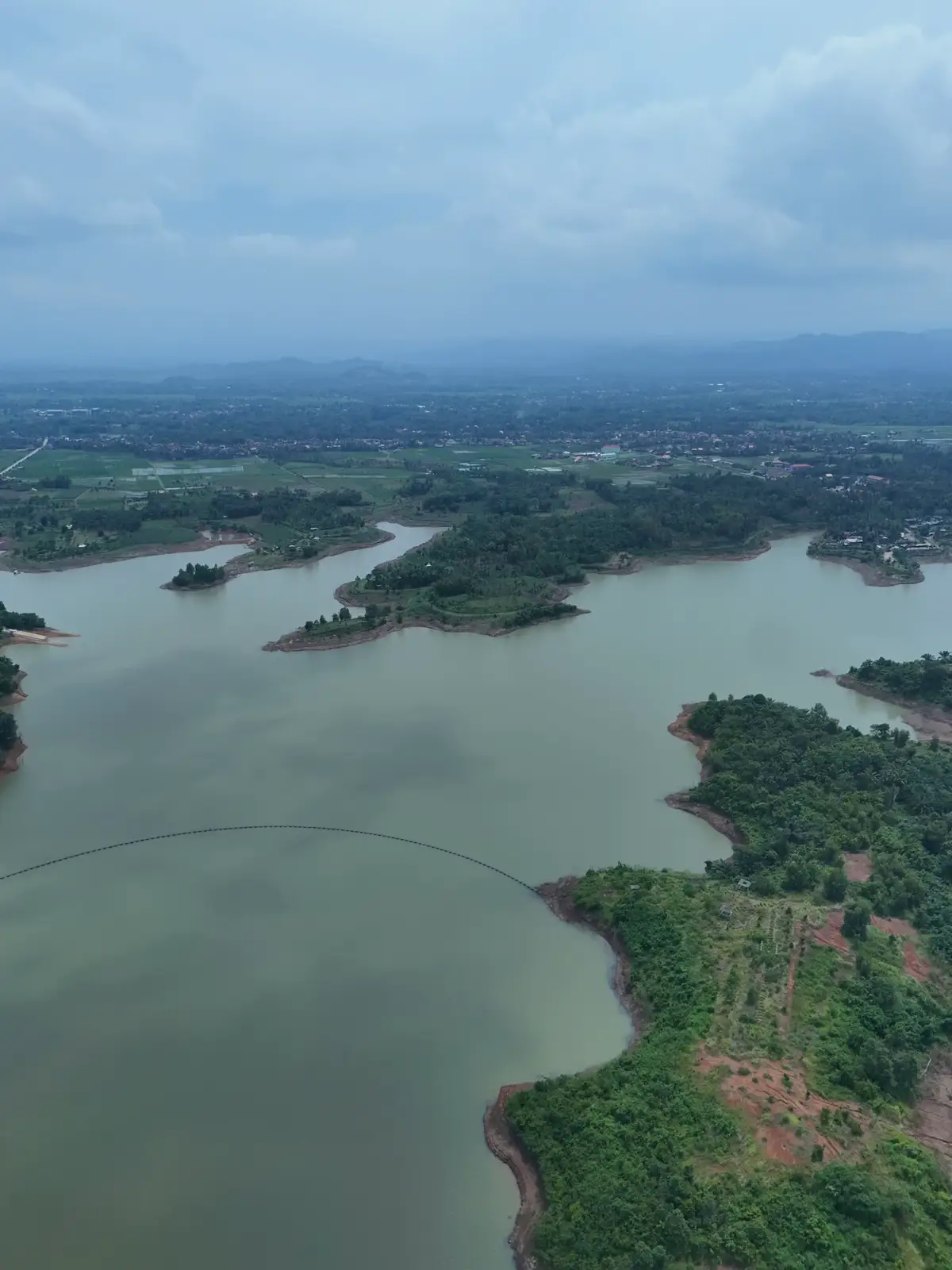 Bendungan Way Sekampung adalah salah satu bendungan terbesar di Lampung, terletak di Kecamatan Pagelaran, Kabupaten Pringsewu. Bendungan ini berfungsi sebagai sumber irigasi, penyedia air baku, pengendali banjir, serta pembangkit listrik tenaga mikrohidro. Bendungan ini mulai dibangun pada tahun 2016 dan diresmikan pada 2 September 2021 oleh Presiden Joko Widodo. Dengan kapasitas tampung sekitar 68 juta meter kubik, bendungan ini mendukung irigasi untuk lebih dari 55.000 hektare sawah, termasuk daerah di Pringsewu, Lampung Tengah, dan Lampung Timur. Selain itu, bendungan ini juga memiliki potensi sebagai destinasi wisata karena pemandangannya yang indah dan lokasinya yang strategis. #pringsewu #drone #djimini4pro #drone500ribuan #sewadronepringsewu #fyp 
