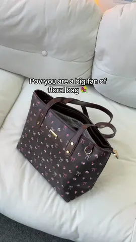 Literally became my everyday workbag!!! #bag #tote #totebag#floraldesign  #shoulderbag #tiktokshopfinds #fyp #falldealsforyou #tiktokshopblackfriday #tiktokshopcybermonday #spotlightfinds #highquality #highqualitybag #everydaybag #dailybag #dailyuse 
