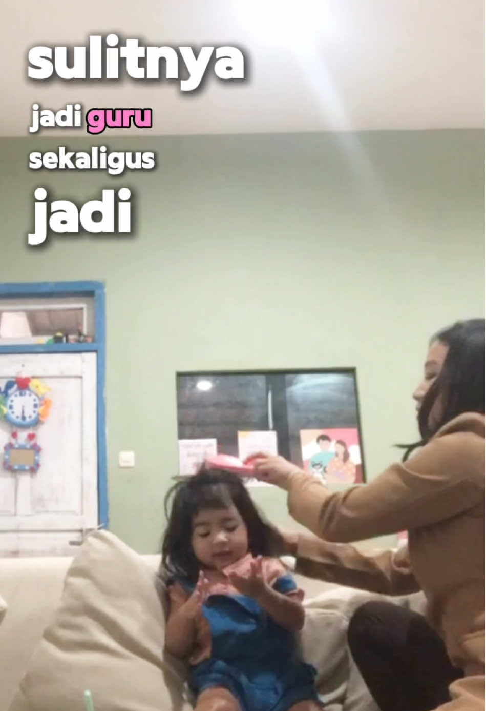 Gak bisa anter anak di hari pertama sekolah, belum lagi kalau pulang harus nyiapin materi ajar atau kepikiran hal-hal lain tentang anak didik. Lalu merasa bersalah ketika anak sendiri terabaikan😭 Kemudian orang akan bilang “padahal anak guru”