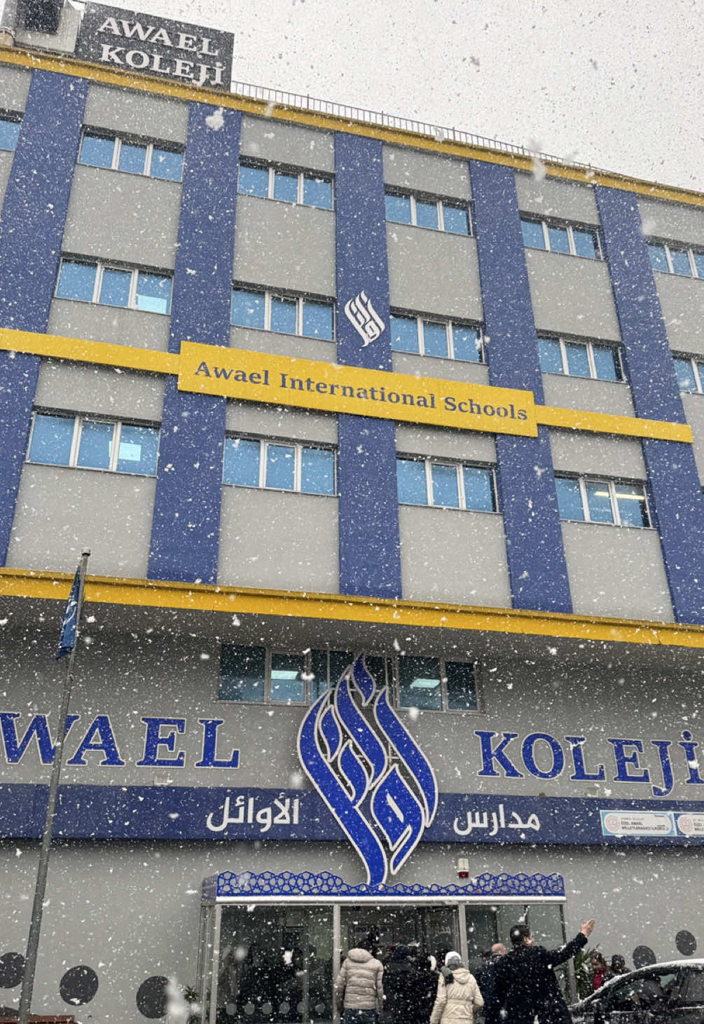 هيك بكون عنا الانصراف مع هطول التلج والجو البارد ❄️🥶… #ثلج #اسطنبول