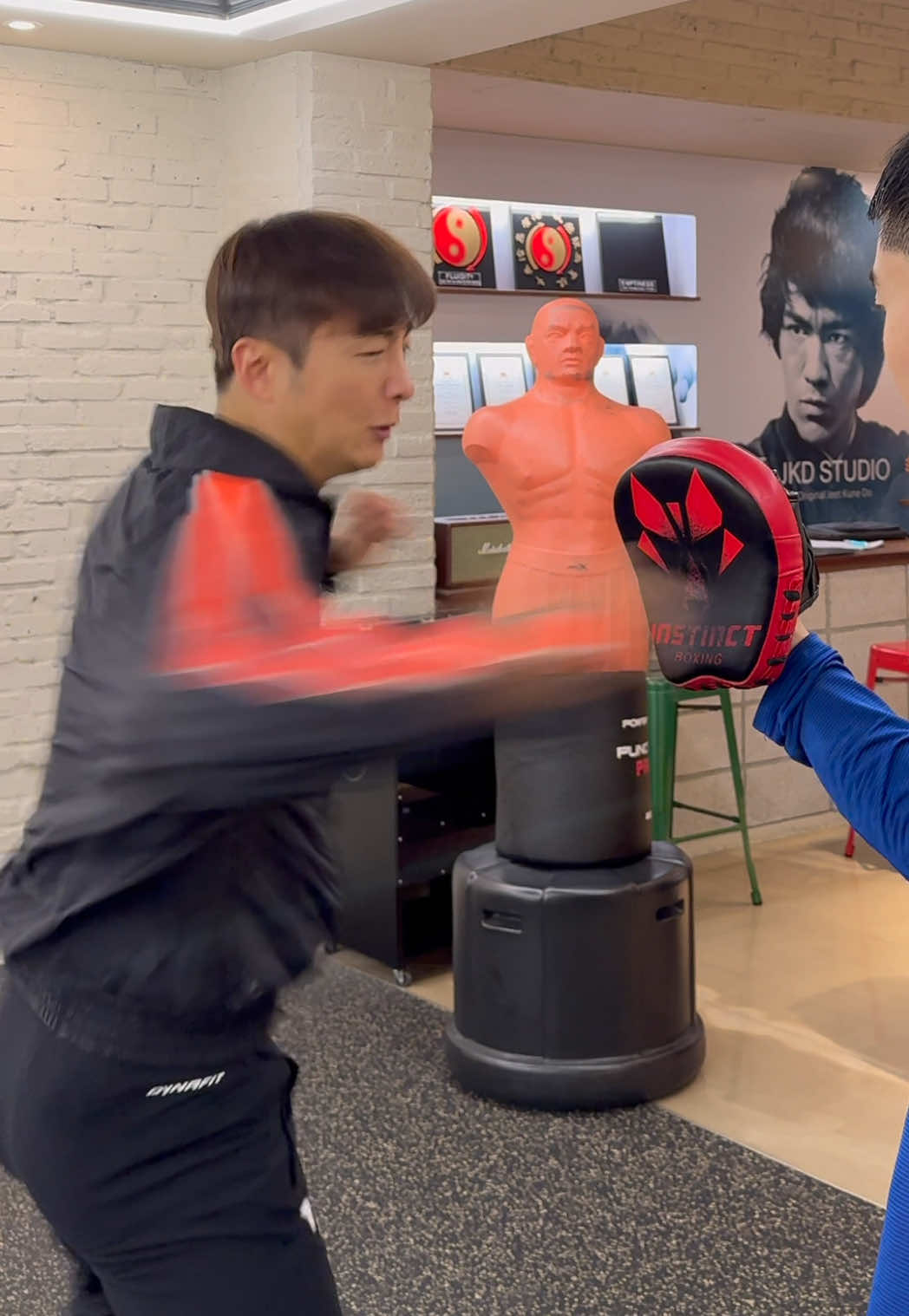 Punch training. . #brucelee #martialarts #jkdstudio #Motivation #Disciplin #Fyp #workout #jkd #exercise #punch #selfdefense #이소룡 #무술 #절권도 #절권도스튜디오 #펀치 