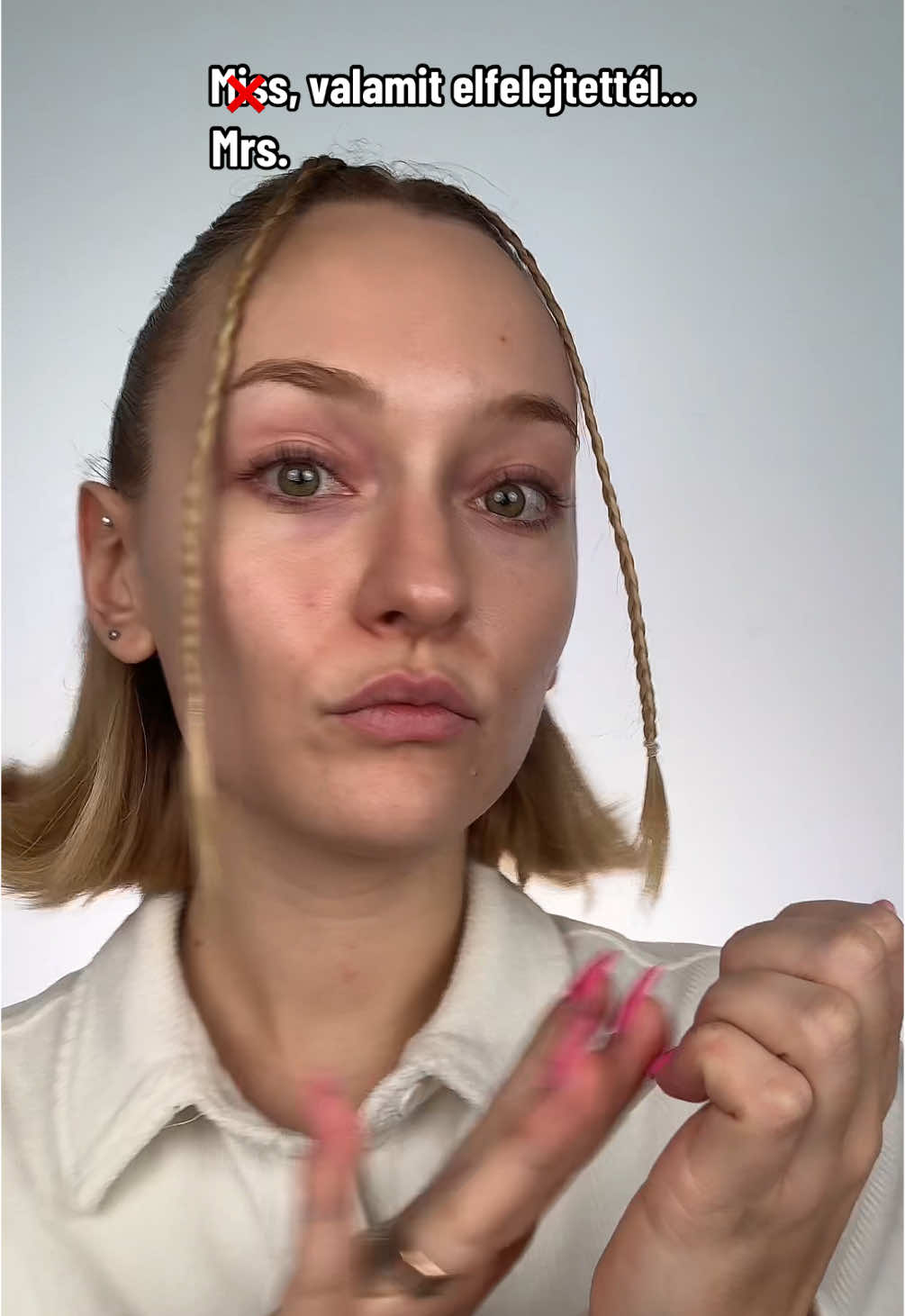 Bárcsak ilyen gyorsan meglennék…legalább néha.😂 Te mit szoktál elfelejteni indulás előtt?🤔 INSTA: timiszabo.mua  #sminkes #missyouforgotsomething #elkészültem #bárcsak #grwm #szeplők #sminkmánia 