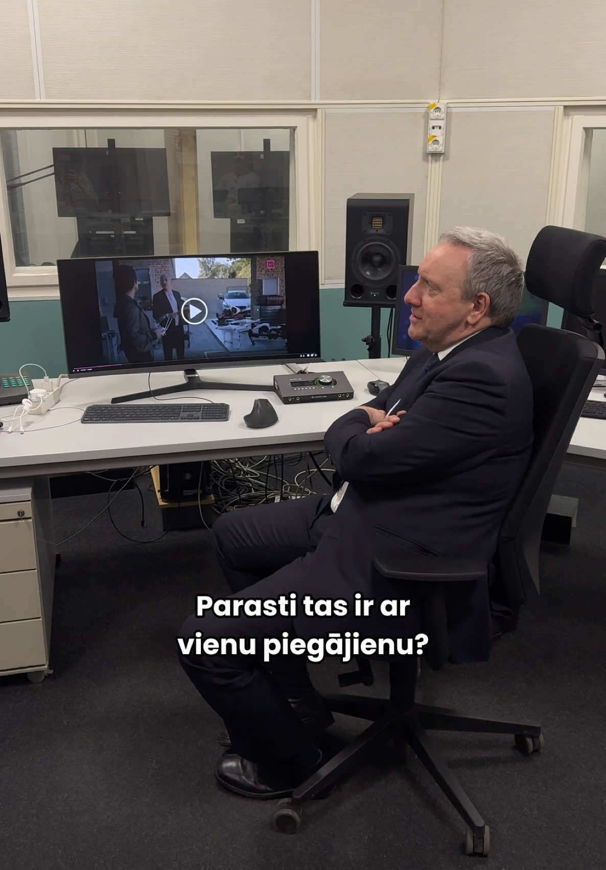 Saņēmām akceptu no inspektora Bārnabija, ka #MidsumerMurders latviešu valodā skan ļoti labi! 👏🏻🎥🎬🕵️‍♂️ #LatvijasTelevīzijas #inspectorbarnaby 