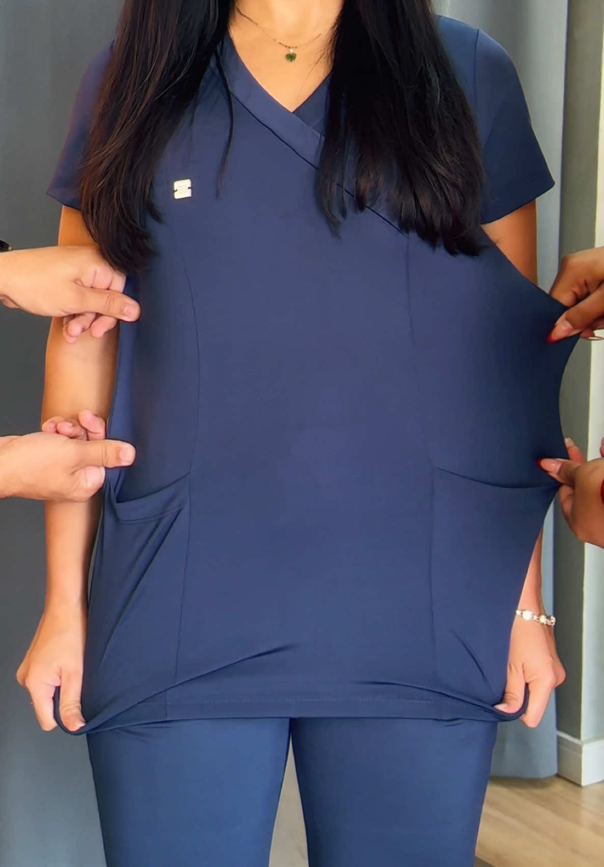 “O Scrub Ellen é sinônimo de conforto e tecnologia! 💙✨  Ele tem um toque geladinho, não amassa, seca rápido e ainda conta com proteção UV e ação antibactericida.  Sem falar na elasticidade incrível, que garante total liberdade de movimento! 🔥  Não é à toa que ele chega e esgota rapidinho! Então corre para garantir o seu! 🚀💨 #ScrubEllen #ConfortoQueFazADiferença #scrubs #pijamacirurgico #uniform #jaleco #virginia #zefelipe 