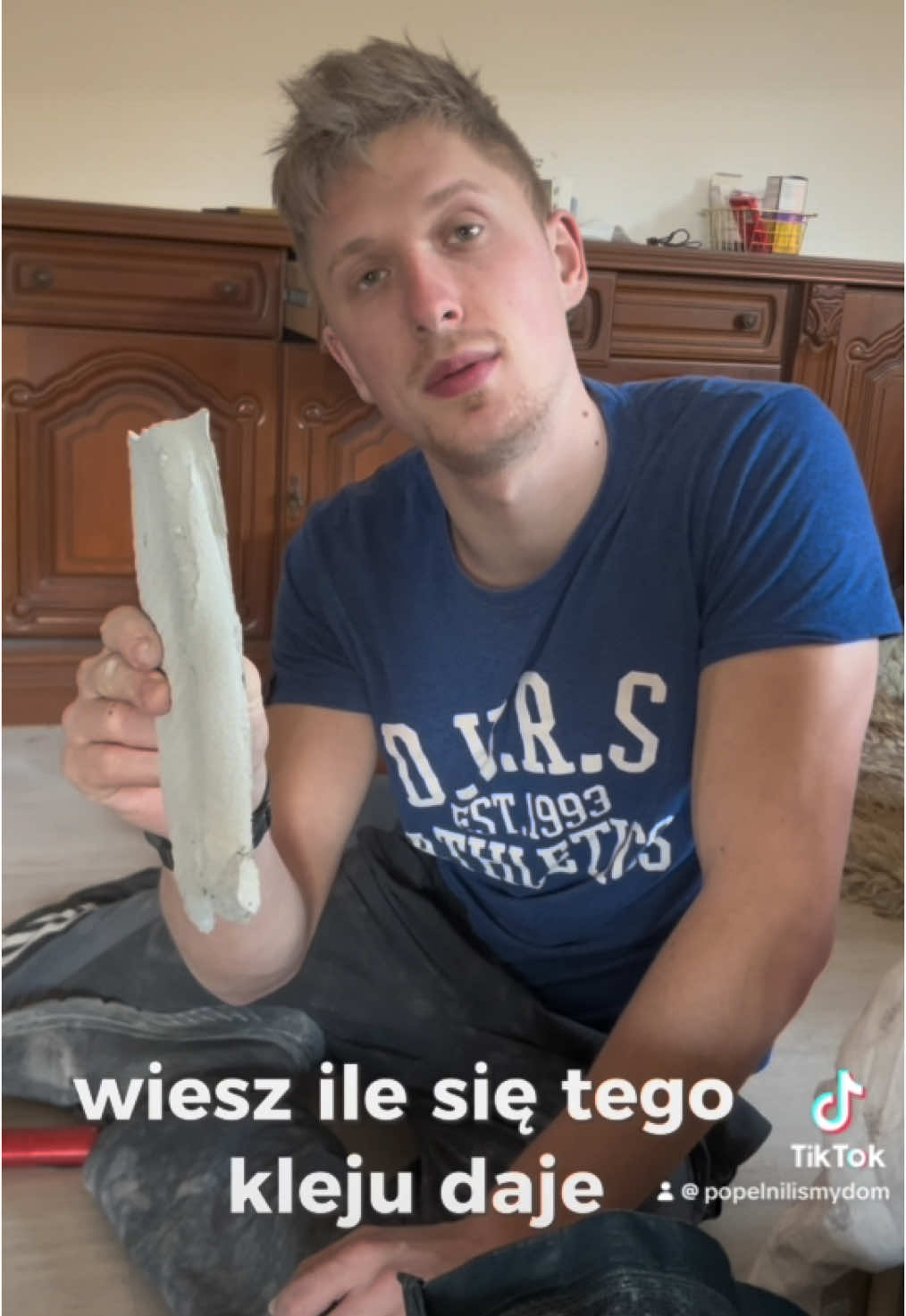 Myśleliśmy, że skujemy płytki i po sprawie… A tu zonk. 🔨💥 , do tego krzywa podłoga. Czy ktoś miał podobne niespodzianki podczas remontu? Jak sobie z tym poradziliście? 😵‍💫 #remontgrozy #skuwnato #PopełniliśmyDom #remontdomu 