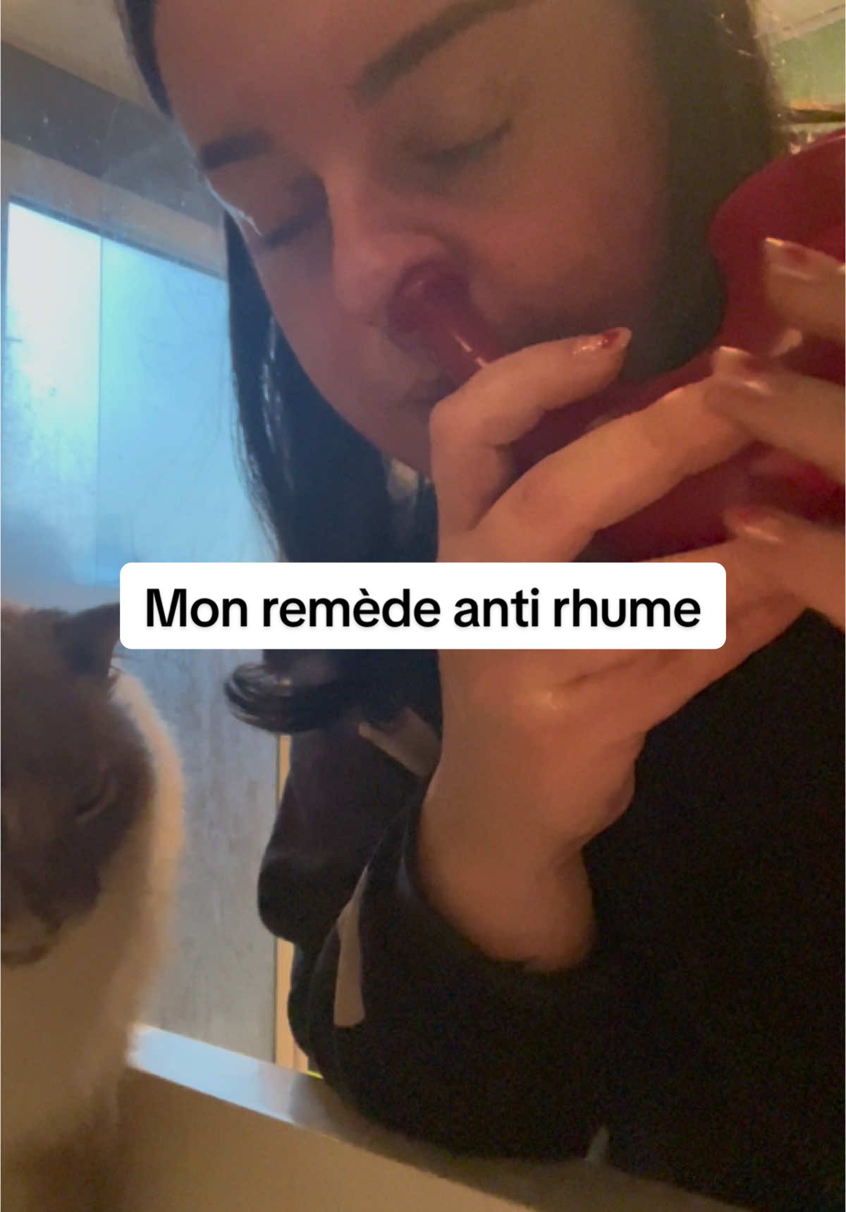 À la base je voulais vous montrer un truc hyper efficace contre le rhume : rhinohorn + sachet de sel spécial 👍 (le chat c’est un bonus 😂)