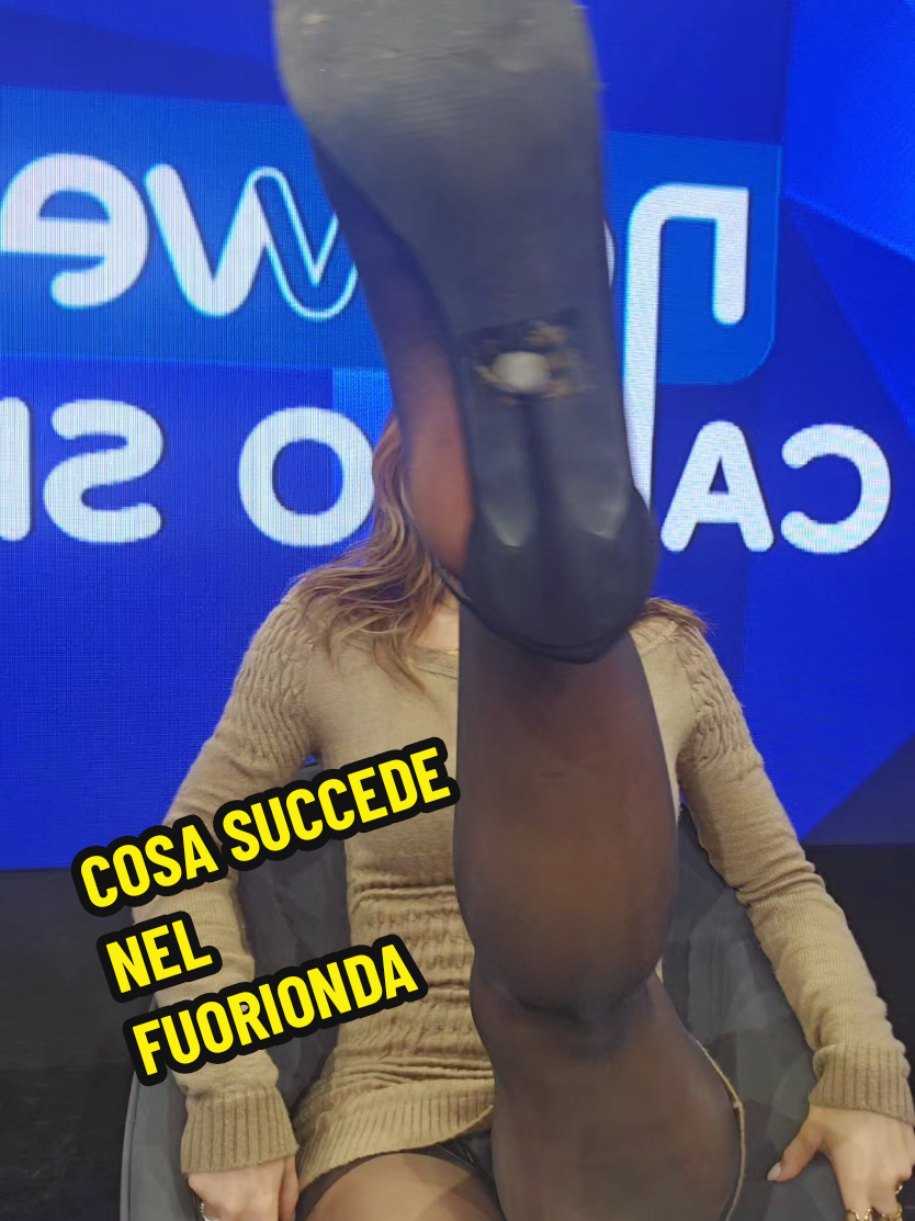 Cosa mi stavano dicendo i ragazzi in studio? 🤣 p.s. è un pantaloncinooo. #bloopers #lipsync #perte 