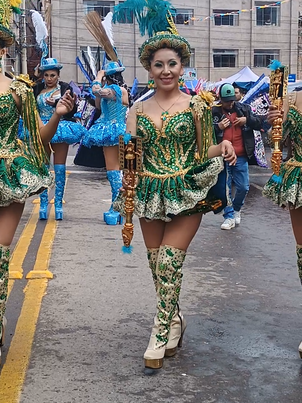 Morenitas Karkatys saliendo al pasacalle después del concurso en el estadio 2025 #candelaria2025  #morenadaorkapata  #morenoendiablado 