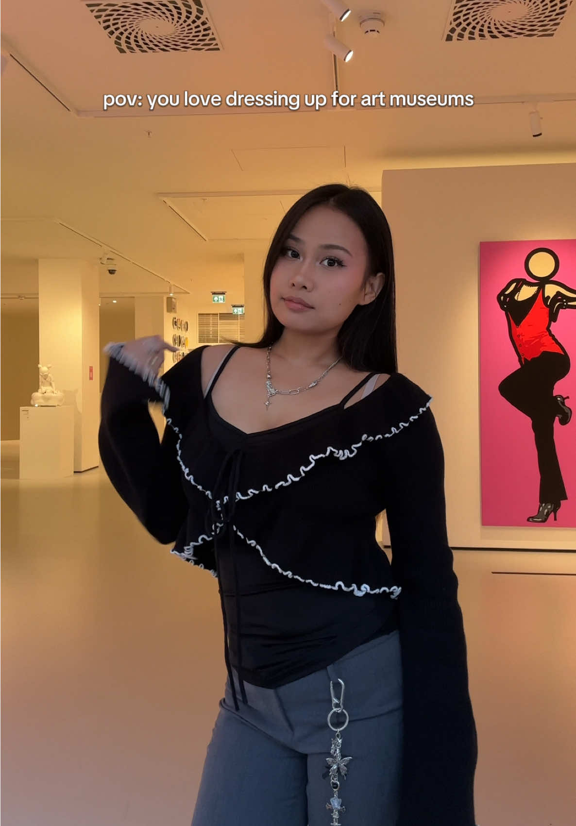 Tryna be part of the art 🙂‍↕️😗💅 #fashiontiktok #outfitinspo #silvergirl #museummoment 