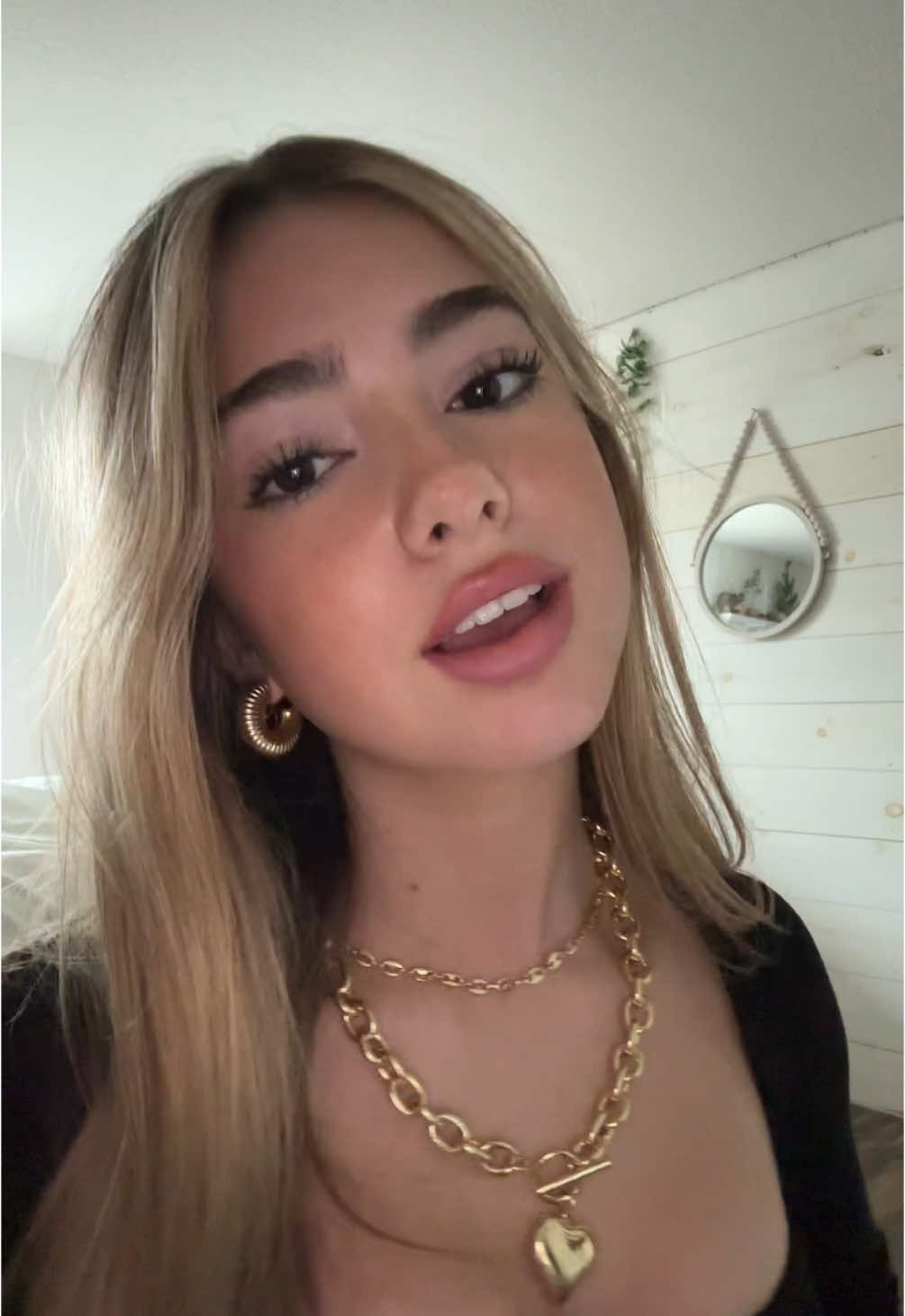 Wanna love me? #fyp #foryou #foryoupage #blowthisup #viral #hairtyle #makeup #audiogirl #audiogirl #audiostouse #soundstouse #sounds #makeuptutorial #jewelry #goldjewelry #lipcombo 