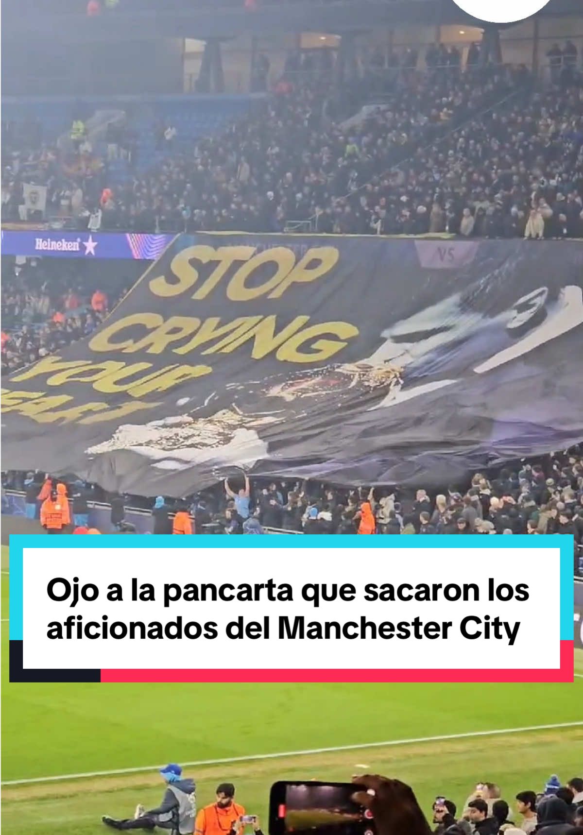 👀 Ojo a la pancarta que sacaron los aficionados del Manchester City 😱 Rodri aprovechó y le sacó una foto 😂 📸  #manchestercity #realmadrid #rodri #futboltiktok #TikTokDeportes #champions 