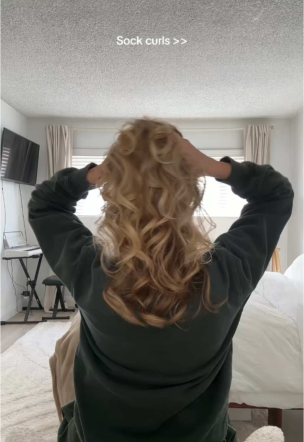 The ONLY heatless curl that works on my straight hair!! I’ve literally been sleeping with socks in my hair every night #sockcurls #overnightcurls #blondehair #curls #heatlesscurls 