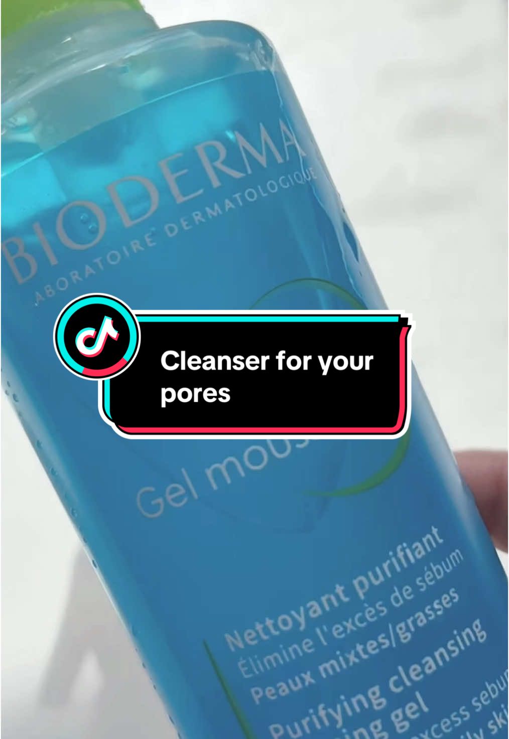 Sebium Gel Moussant is my go-to cleanser whenever my skin is breaking out or showing signs of congestion. The formula is gentle yet effective, cleansing without stripping the skin. It helps control sebum production and prevents pores from becoming clogged. It's also a great option for teens. Have you tried this cleanser? Gifted by @BIODERMA Australia & NZ without obligations. #acneskincare #cleanser #gelcleanser #congestedskin #acneproneskin #oilyskintips #facecleanser 