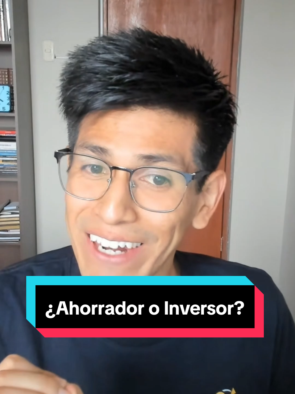 Una cuenta de ahorros tiene un fondo de seguro de depositos (FSD), por lo que ante una eventual quiebra de la entidad podrás recuperar tu capital mas intereses hasta un determinado monto, cuando compras acciones de un banco, te vuelves en dueño de una parte de la misma, por lo que podras beneficiarte de sus ganancias, pero tambien de sus perdidas, por este mayor riesgo es que la recompensa suele ser atractiva, si se realiza un buen estudio ¿Prefieres ser ahorrador o accionista? Te leo en los comentarios 👇. . . . #acciones #cuentasdeahorro #inversor #ahorrador #bolsadevalores #dinero #inversiones 