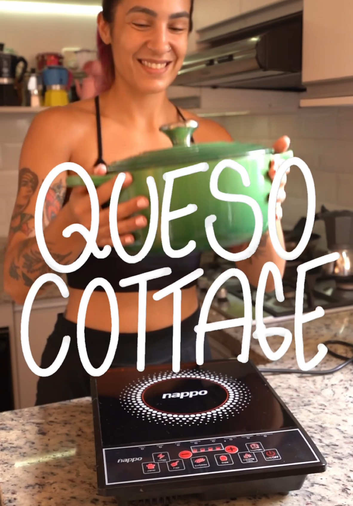Queso cottage casero 🧀 Además una receta de tortita para usarlo!  El queso cottage es alto en proteínas e ideal para usar en todo tipo de recetas 🫶🏻 Estoy cocinado mi tortita en la freidora de aire de 4,5lt de @nappoparaguay que llega hasta 200 grados de temperatura y tiene una ventana de visualización para que puedas chequear la cocción.  Queso Cottage casero 2 litros de leche entera (en lo posible) 6 cdas de vinagre de alcohol  1. Calentar la leche hasta casi 80-90 grados, no debe de romper hervor. 2. Así retiramos la leche del calor y le sumamos el vinagre. Tapamos la olla y dejamos que baje la temperatura por unos 30 minutos. 3. Luego ya es colar con un colador de malla fina o tela, el whey que sobra podes usarlo en otras recetas que llevan leche. 4. El queso se puede guardar hasta por 6 a 7 días en un recipiente hermético y lo podes saborizar a gusto. Para la tortita proteica  150g de queso cottage  1 huevo 1 cda de manteca de maní  Vainilla y edulcorante a gusto 1 banana (opcional) 1. Procesar todo y colocar en un molde apto para horno/freidora. 2. En mi Air Fryer estuvo a 180 grados en 20 minutos, chequear tiempos a gusto. #quesocottage #quesocottagecasero #cottagecheese 