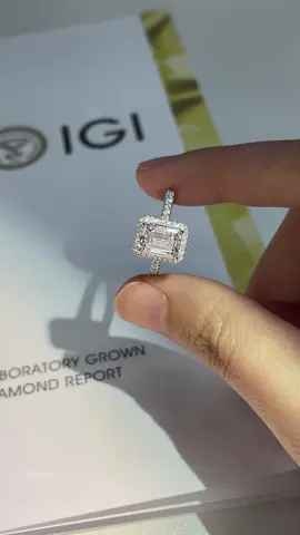 Bạn có thích chiếc nhẫn cầu hôn chủ Emerald 3ct Lab Grown Diamond? #farrasjewelry #thoxidau #labgrowndiamond 