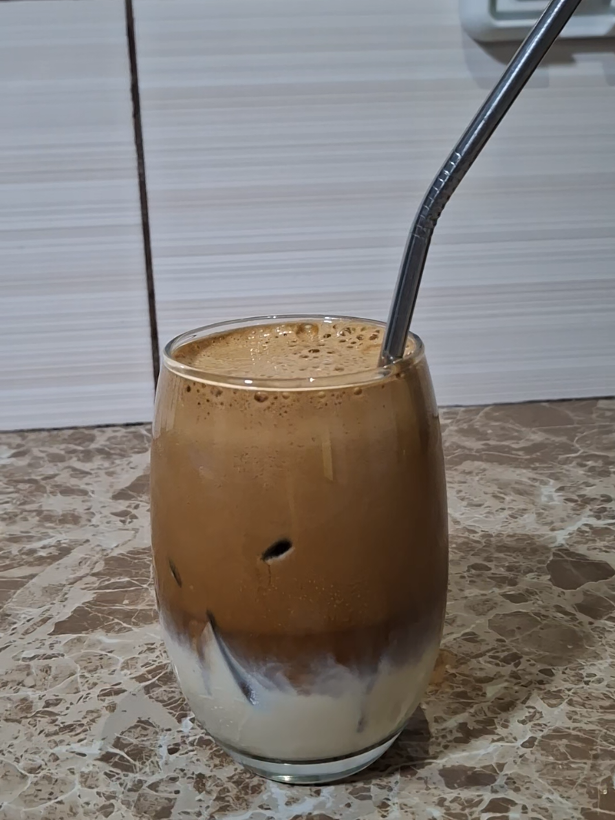 CAFÉ HELADO ingredientes: • 2 cucharadas de café  • 1 cucharadita de cocoa • 2 cucharadas de azúcar  • un chorrito de agua • hielo #café #helado #hielo #ricoyfacil #luigen #recetas #perú🇵🇪 