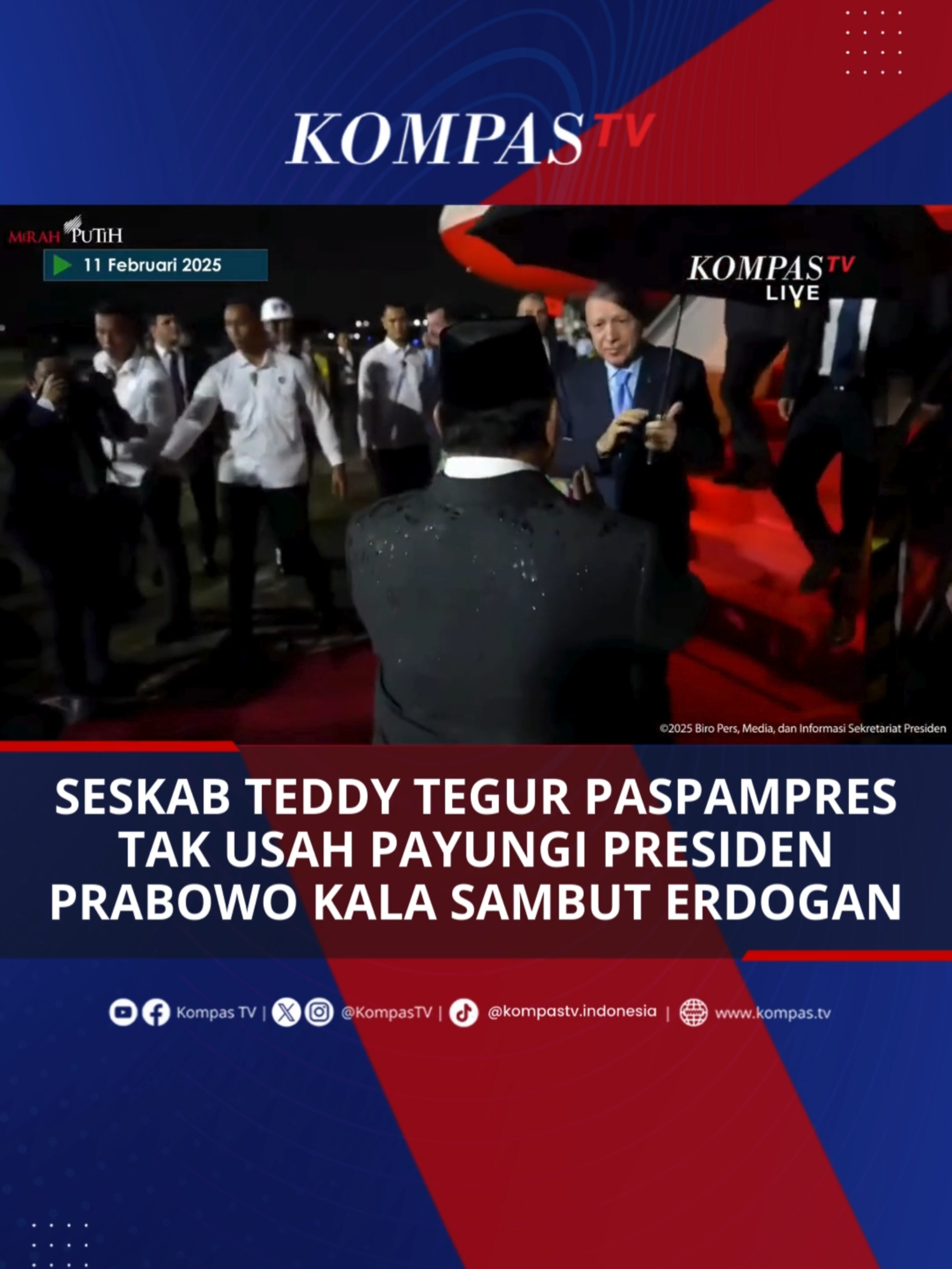 Inilah momen saat Sekretaris Kabinet Teddy Indra Wijaya meminta Paspampres untuk tidak memayungi Presiden Prabowo Subianto saat menyambut Presiden Turki, Recep Tayyip Erdogan. Usai ditegur Teddy, anggota Paspampres langsung menutup payung. Diketahui, Erdogan tiba di Lanud Halim Perdanakusuma pada Selasa (11/2/2025) malam. Kondisi di bandara saat itu dalam keadaan hujan. Presiden Prabowo menyambut langsung kedatangan Presiden Turki, Erdogan. Simak selengkapnya video berikut ini, dan temukan juga berita terkini lainnya di www.kompas.tv  #TikTokBerita