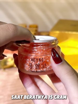 Bisa touch up makeup kapan aja, di mana aja.