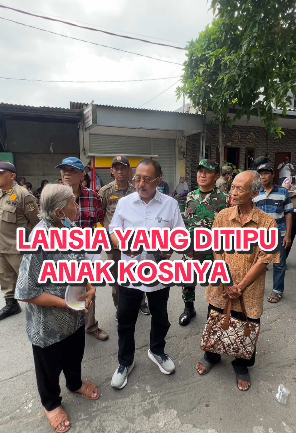 Mendapat laporan terkait sepasang lansia yang di tipu oleh anak kos yang menyewa tempat kosnya. 3 buah ruko dijual tanpa sepengetahuan Ibu dan Bapak lansia ini. Pemecahan sertifikat yang awalnya dijanjikan, malah berubah menjadi surat hibah. Permadi yang beberapa waktu lalu ada yang melaporkan, kini kembali terseret. Pendampingan akan terus diberikan untuk Bu Maria dan suaminya. Baik untuk mendapatkan barang-barangnya, juga proses hukum yang sudah dilakukannya. Selengkapnya tonton di youtube: Armuji #Cakji #Cakj1 #Surabaya