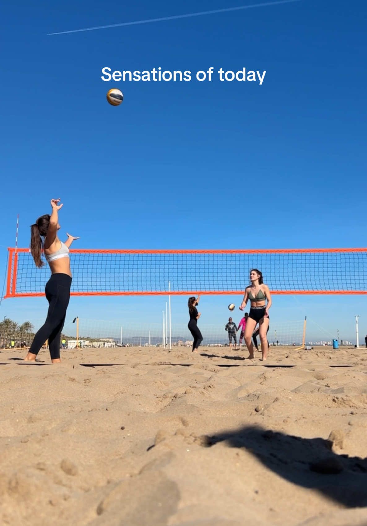 When I don’t play it for a long time, I forget how much I need this in my life #volleyball #easylife #valencia 