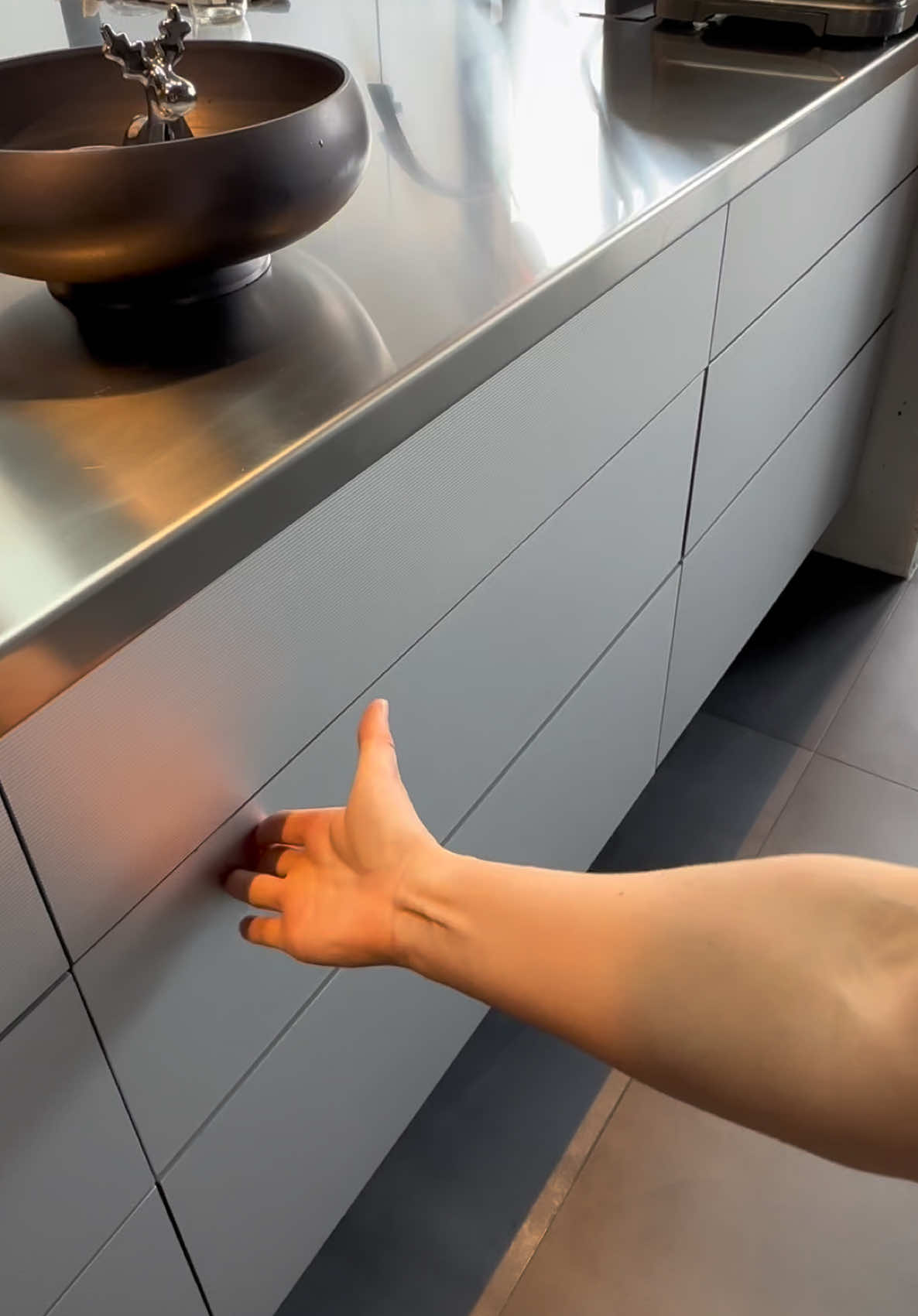 Keeping the drawer tidy 🧼🧽☕️ #asmrsounds #cleaningtiktok #cleaningmotivation #kitchen #asmr #tidyhome #drawerorganization 