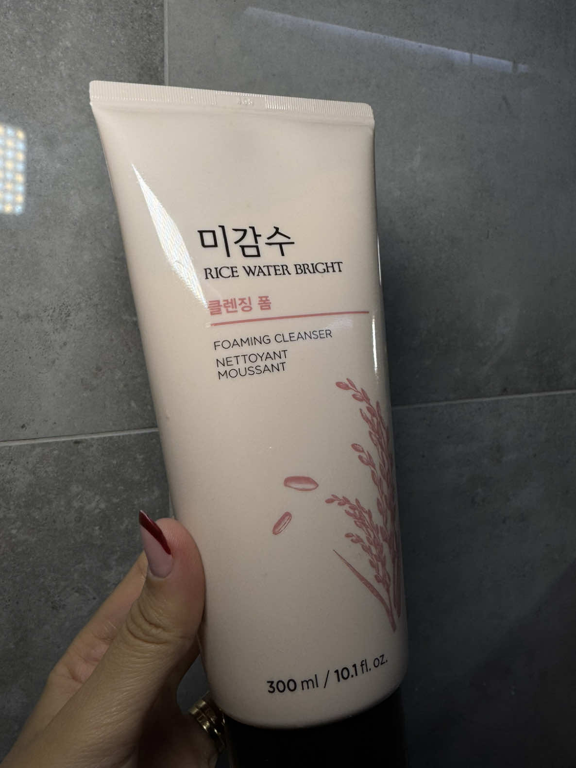The Face Shop Rice Water Bright Foaming Cleanser gently removes impurities while brightening and hydrating the skin. Its creamy foam provides a deep cleanse, leaving the skin soft and refreshed. However, it contains fragrance, so it may not suit sensitive skin. Always patch test before use! ✨ @TheFaceShop  #yesstyle #yesstylereview #thefaceshop #skincare #kbeauty #skintok #koreanskincare #skintips #beauty #skincareasmr #koreanskincareproducts #koreanskincaretips 
