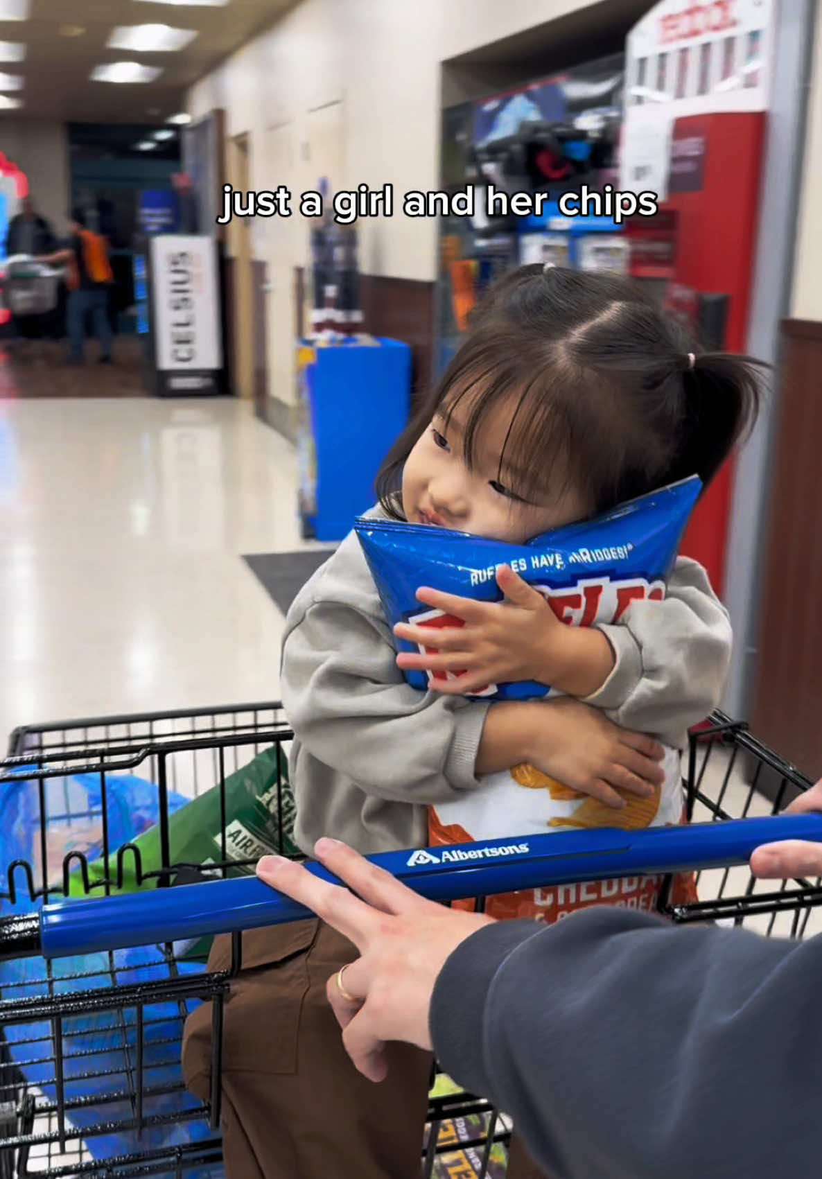 The funny thing is… this girl has never had chips before 🤣  No one tell her it’s not just meant for cuddles.