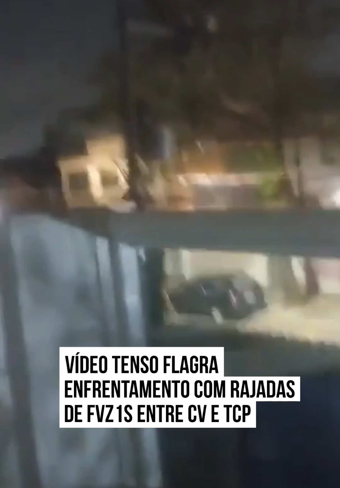 Como em um jogo de #xadrez onde peças avançam para tomar o território inimigo, soldados do Comando Vermelho (CV) e do Terceiro Comando Puro (TCP) montam ofensivas para dominar pontos estratégicos dentro de comunidades cariocas. As regiões são usadas para o armazenamento e distribuição de carregamentos de dr0g4s que abastecem usuários em todo o estado do #RiodeJaneiro. Em um vídeo tenso, gravado por um morador de #VigárioGeral, na Zona Norte, flagrou o momento em que traficantes das duas fações trocam tiros. As imagens feitas durante o último final de semana mostram a incredulidade do morador enquanto grava o vídeo e o som provocados pelas rajadas de fuzis. O local do embate era a chamada Praça 2, em Vigário Geral. Os soldados do tr4fi1co pertenciam ao chamado bonde do Complexo de Israel, ligado do Terceiro Comando Puro e o grupo da Furquim Mendes, do Comando Vermelho. O CV tentou avançar na região mas foi repelido pelos rivais debaixo de uma saraivada de balas. Houve um intenso confronto que têm se prologado no decorrer das últimas semanas. Um dos confrontos mais s4ngrent0s entre as duas facções, nos últimos tempos, ocorreu na Praça Barão de Drumond, conhecida como Praça Sete, nas proximidades do Morro dos Macacos, em Vila Isabel, em agosto do ano passado. O confronto deixou quatro pessoas m0rt4s e três feridos. Um deles teve m0rt3 cerebral. Um dos mortos foi Pedro Henrique Barbosa da Conceição, de apenas 18 anos. #TikTokNotícias 