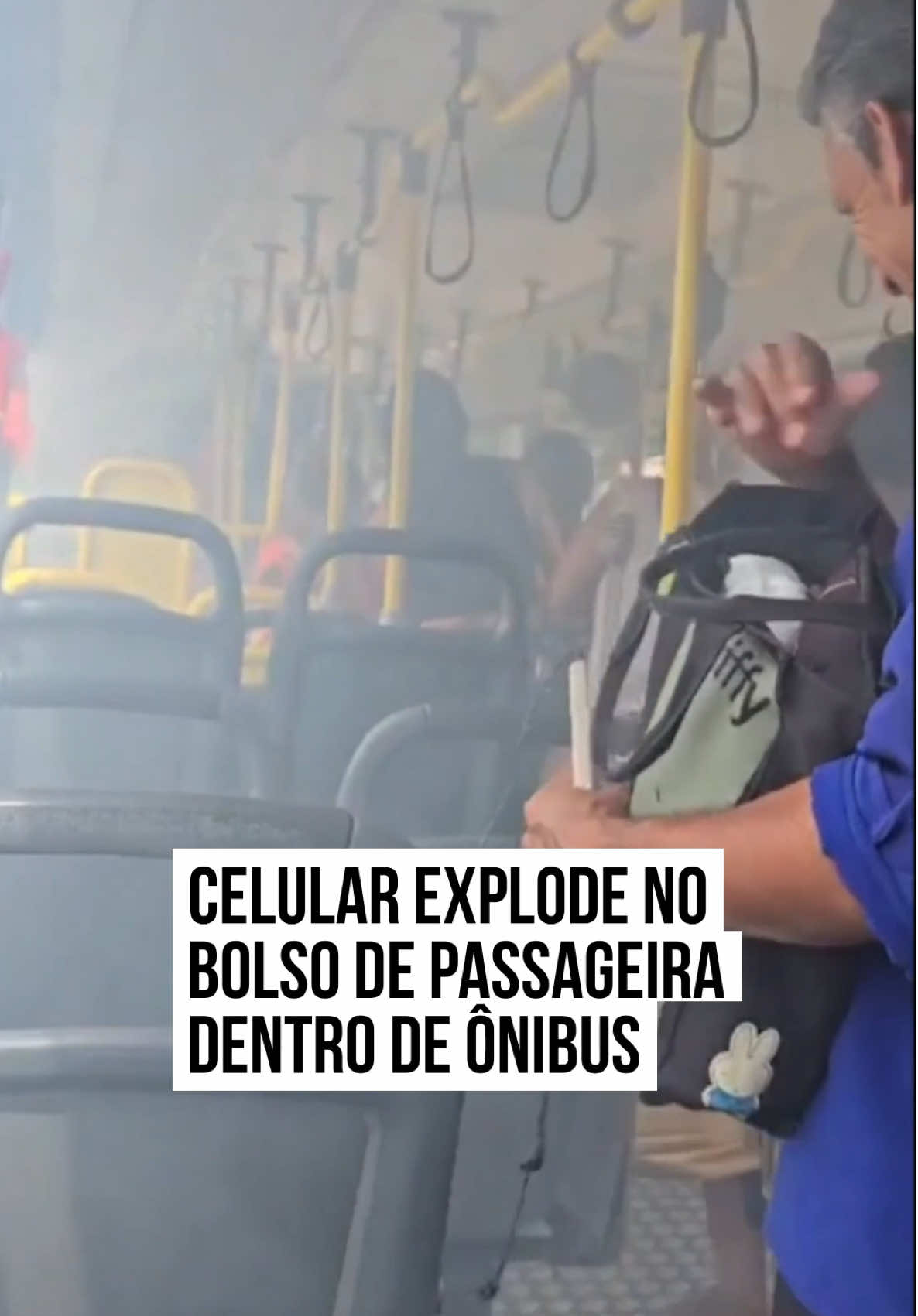 Uma nova explosão de #celular foi registrada nessa terça-feira (11/2). Desta vez, o celular também estava guardado no bolsa da calça de uma mulher, porém, ela estava dentro de um #ônibus coletivo em Guarapari (#ES). Segundo uma testemunha, os passageiros estavam embarcando no coletivo que seguia de Setiba, em Guarapari, para o Terminal de Itaparica, em Vila Velha, quando a mulher pegou o celular para olhar as horas. Em seguida, ela guardou o aparelho no bolso. Minutos depois, o celular explodiu. Apesar do susto, o fogo provocado pela explosão do aparelho foi baixo e contido, mas houve muita fumaça. Ninguém ficou ferido. Os passageiros do transportes desceram, mas após a situação ser controlada, todos voltaram ao veículo e seguiram viagem, inclusive a dona do celular. Ainda não se sabe qual a marca e o modelo do aparelho danificado. #TikTokNotícias 