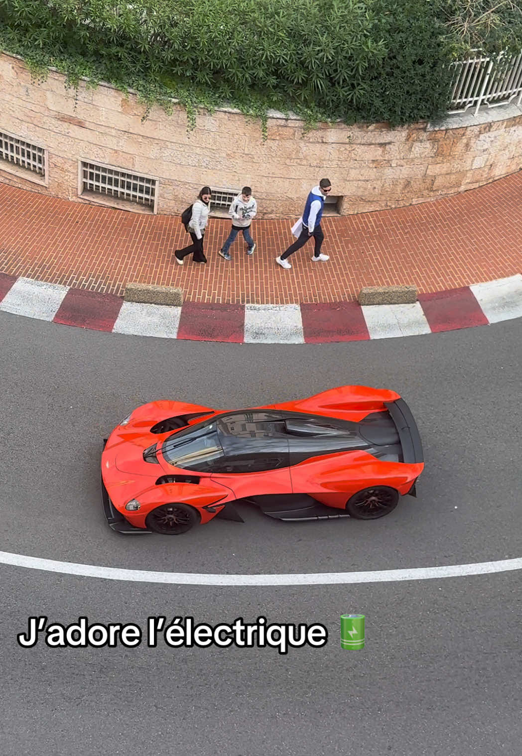 Truc de fou cette voiture électrique !!!  #monaco #humour #valkyrie #astonmartin 