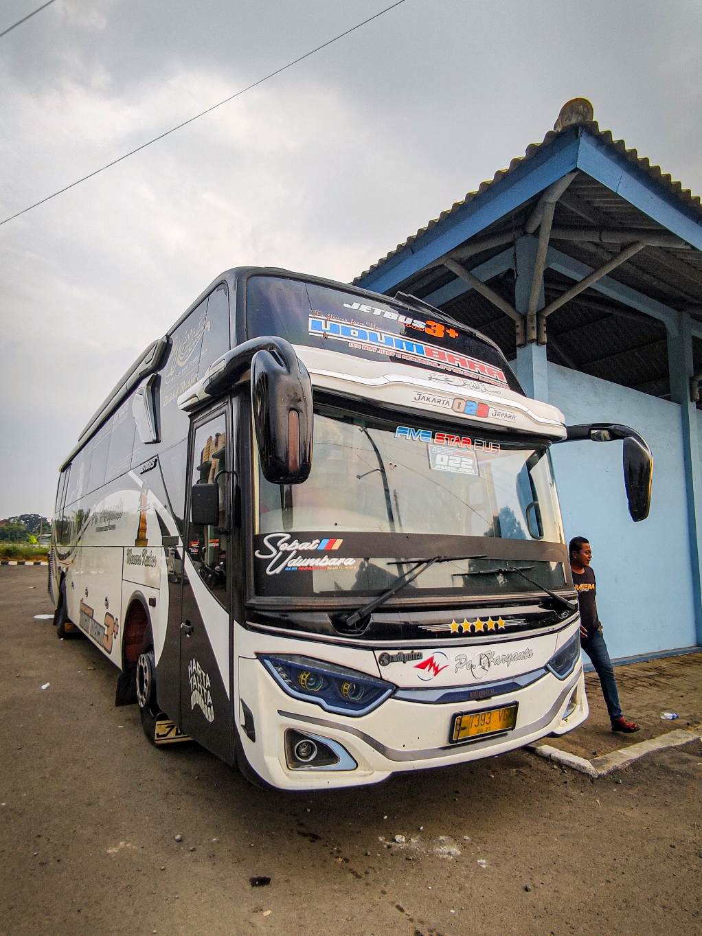 sold yahhh? 🥺💔  #haryanto_mania #fff #busmalam #ayonaikbus #haryantomania #trending #trendingvideo #trendingsong  #udumbara022  #busharyanto #udumbara_family #4u #fypツ  #wayangwaniperang #4upage  #poharyanto #transportation   #like #fypage #busmania 