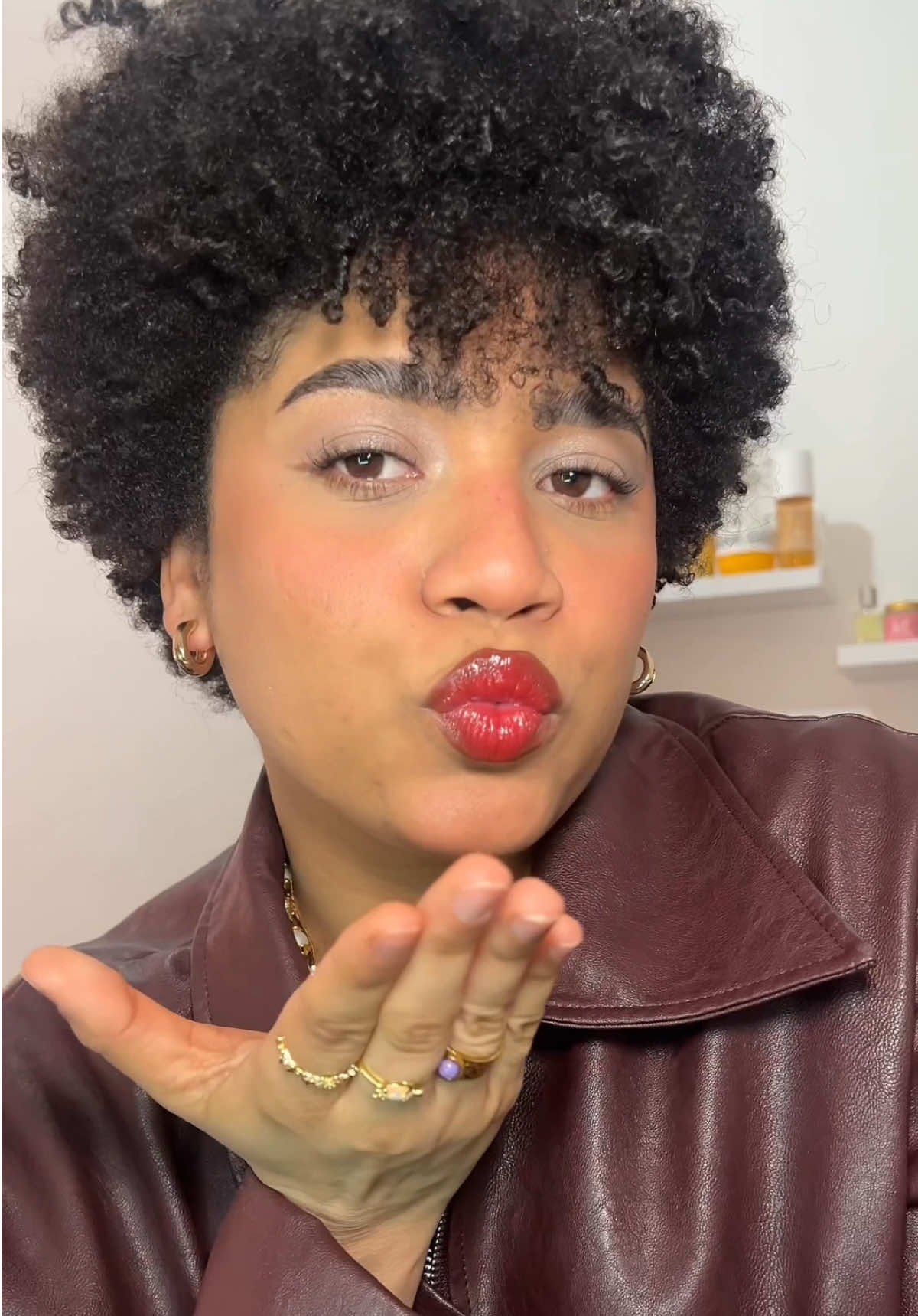 Fácil makeup para San Valentin 💌una versión corta del maquillaje del otro día ya que se quejan porque el video es muy largo lol 🤣 MENTIRIS es que no tengo contenido 😂😂 #creatorsearchinsights #easymakeup #maquillajefacil #maquillaje #sanvalentin #cherrycolalipstutorial #afrogirl @Morphe Cosmetics @Laura Mercier @Rare Beauty @NYX Professional Makeup @Too Faced 