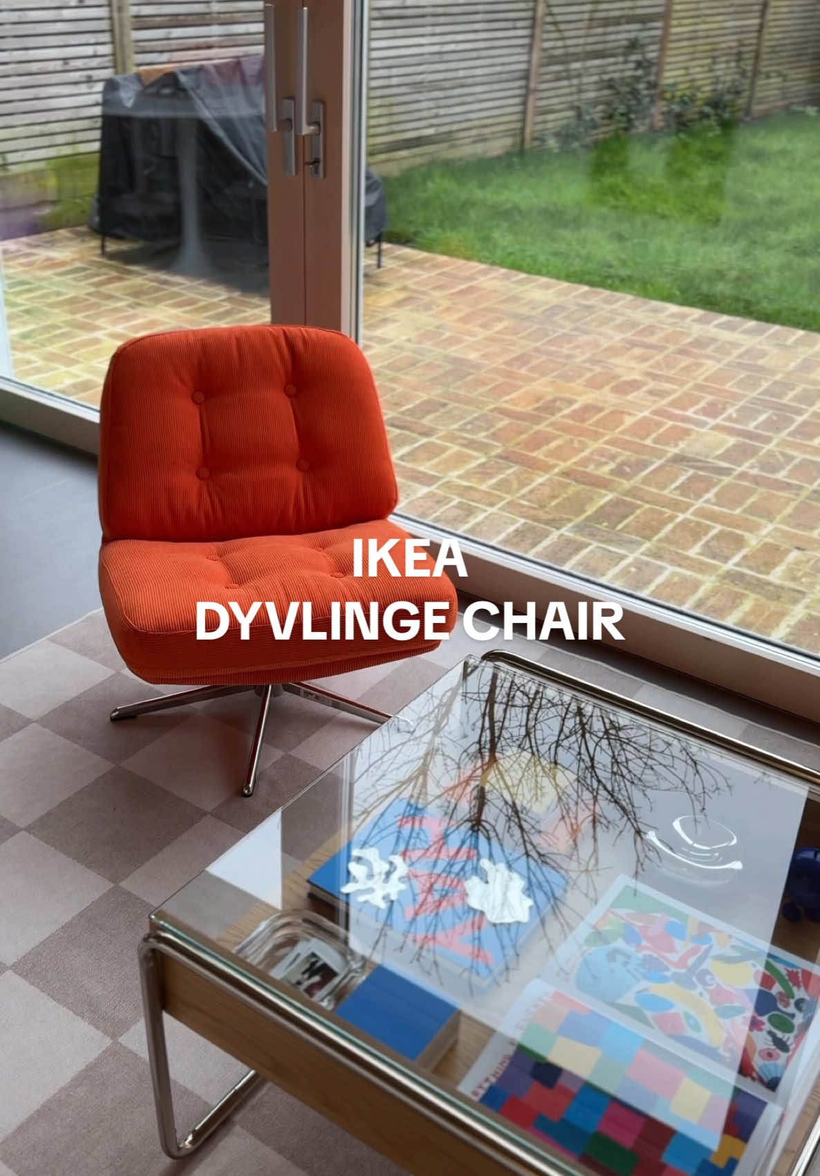 When IKEA asked me if I’d like something from their iconic archive collection of course I had to say YES!! I picked out the  DYVLINGE swivel chair, the orange goes perfectly with the green sofa (and they’re both cord!) 👏   - Very kindly AD/gifted from @IKEAUK  #ikea #armchair #apartmenttherapy #interiordesign 