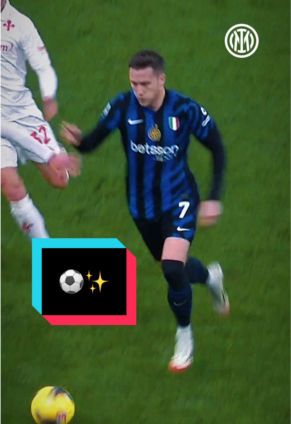 Zielinski’s perfect control 🤯 #ForzaInter #InterFiorentina #TikTokCalcio #TikTokFootball #TikTokFutbol #Calcio #Football #Futbol